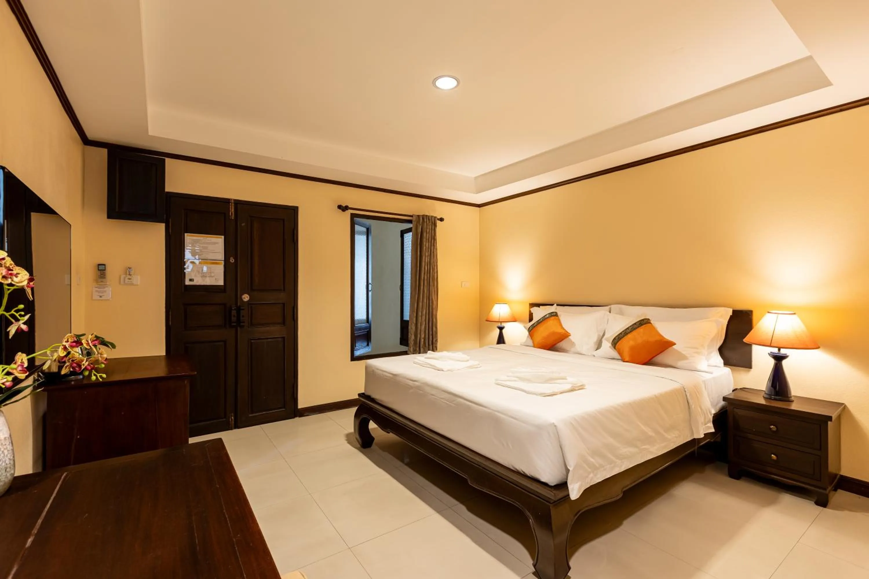 Bed in Na Thapae Chiangmai Hotel