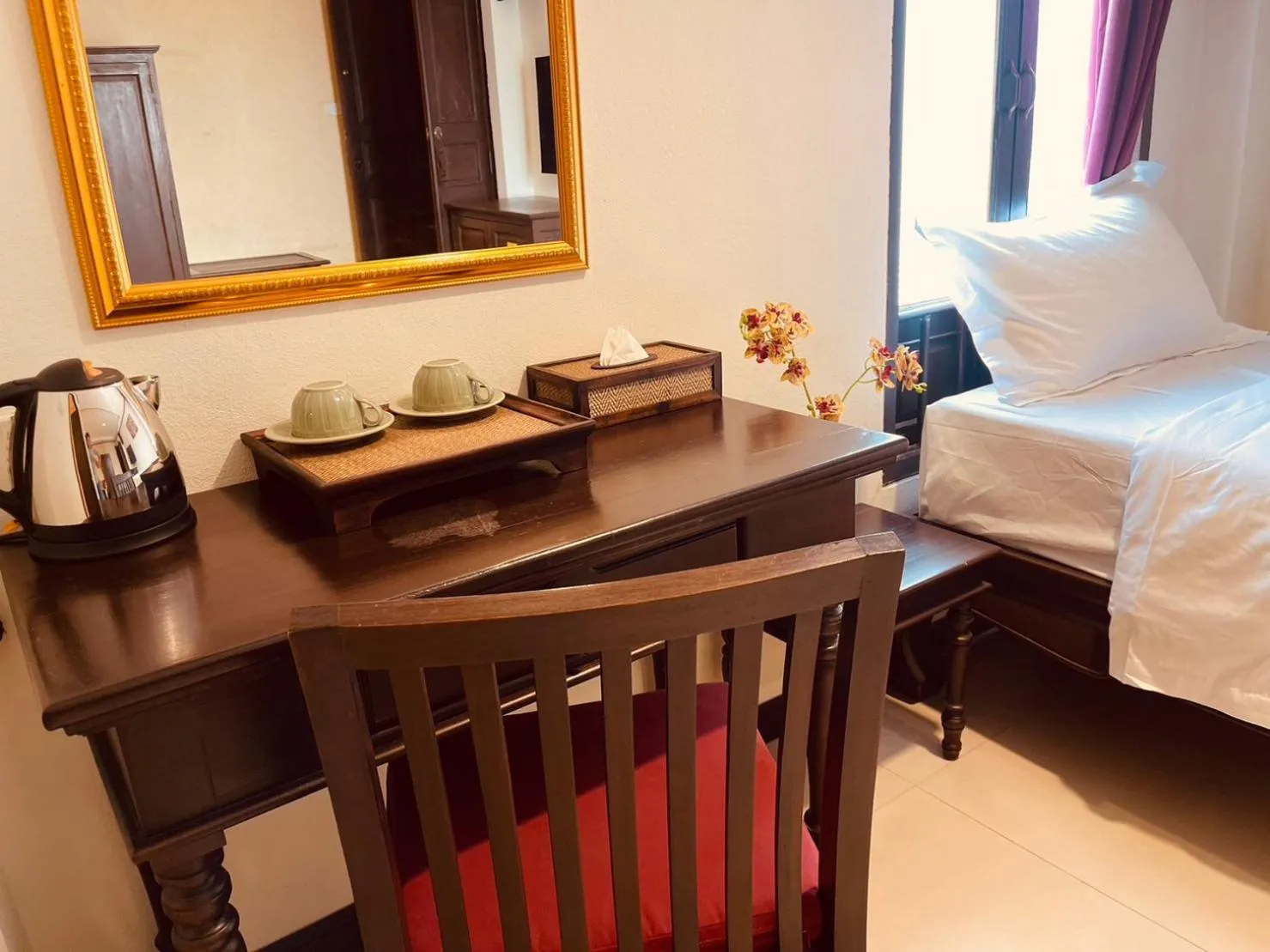 hair dresser, Bed in Na Thapae Chiangmai Hotel