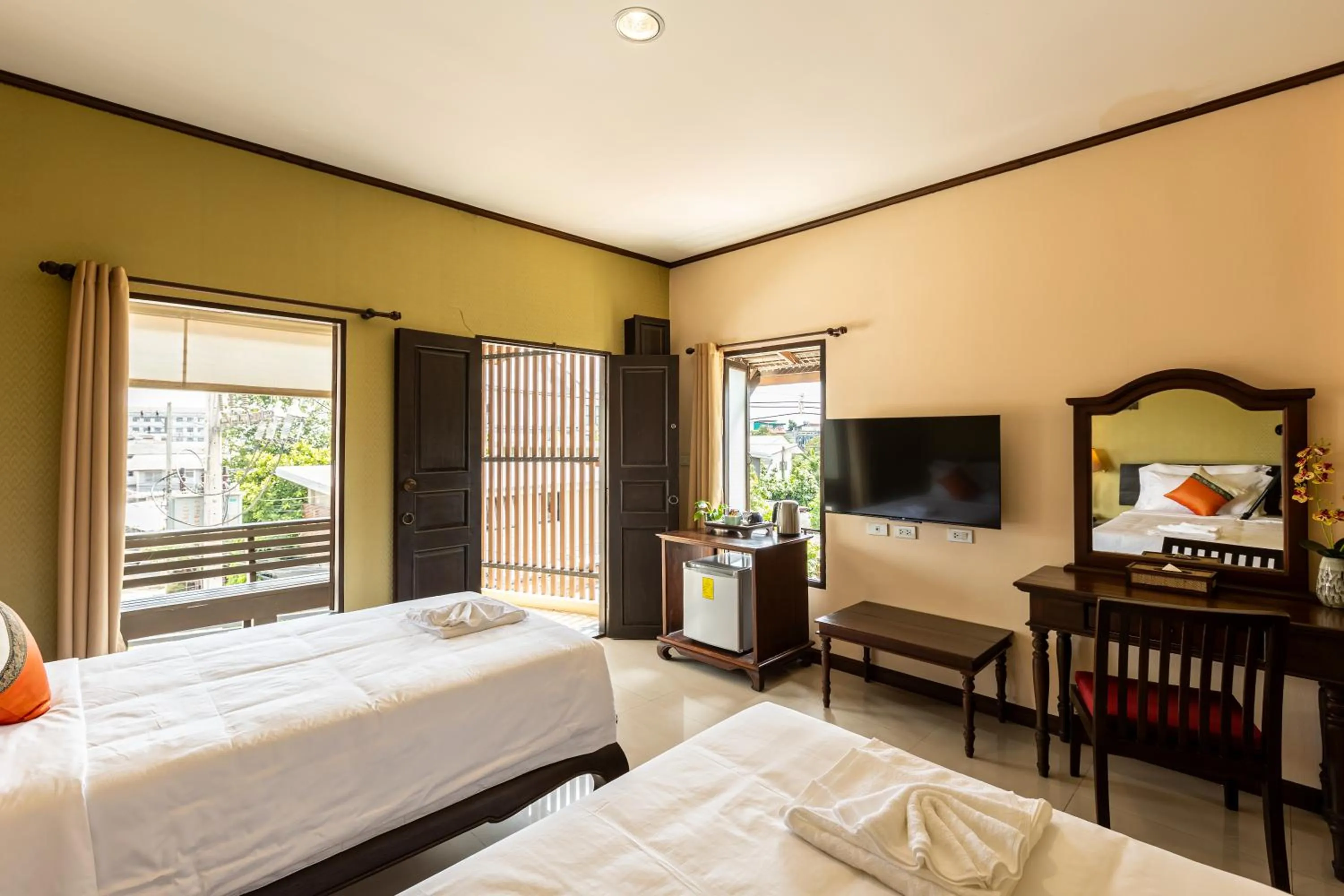 Photo of the whole room, Bed in Na Thapae Chiangmai Hotel