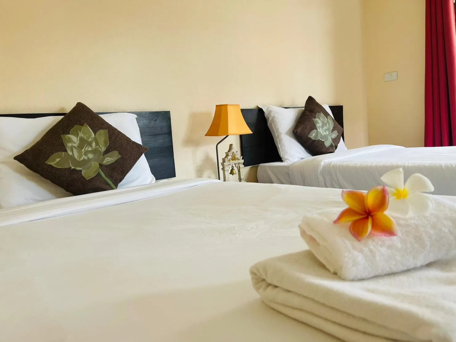 Bed in Na Thapae Chiangmai Hotel