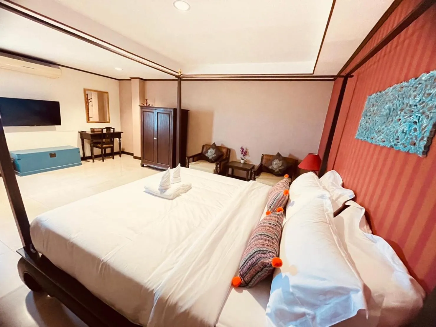 Bed in Na Thapae Chiangmai Hotel