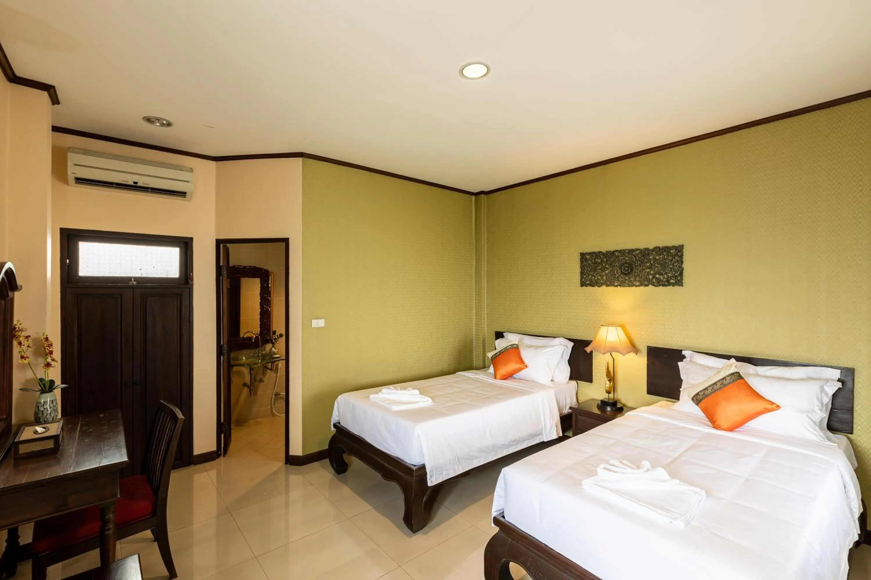 Photo of the whole room, Bed in Na Thapae Chiangmai Hotel