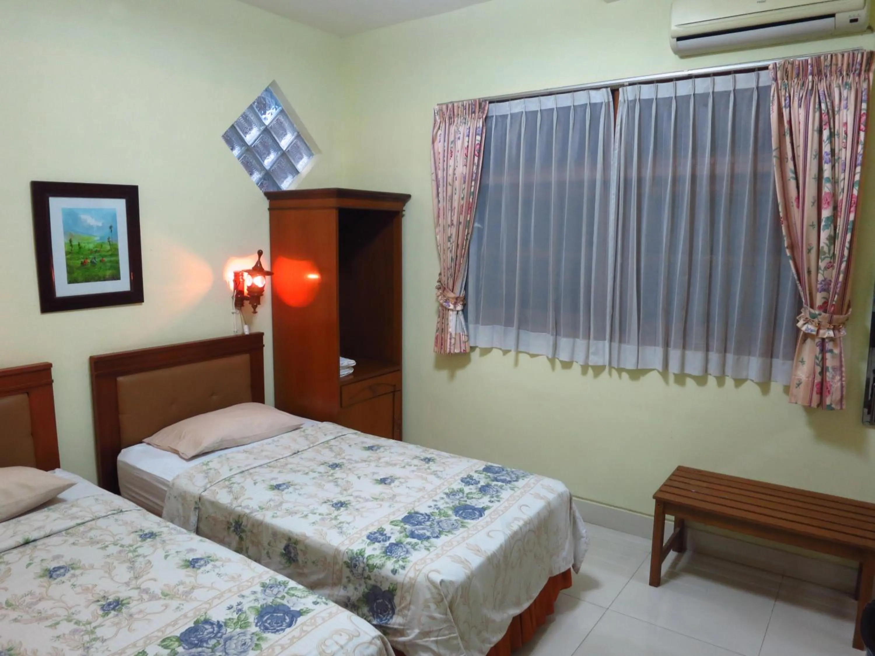 Photo of the whole room, Bed in Enny's Guest House
