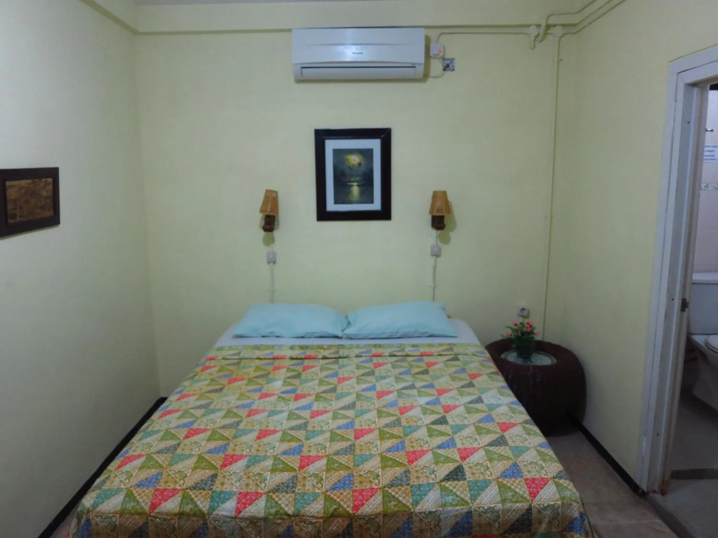 Bed in Enny's Guest House