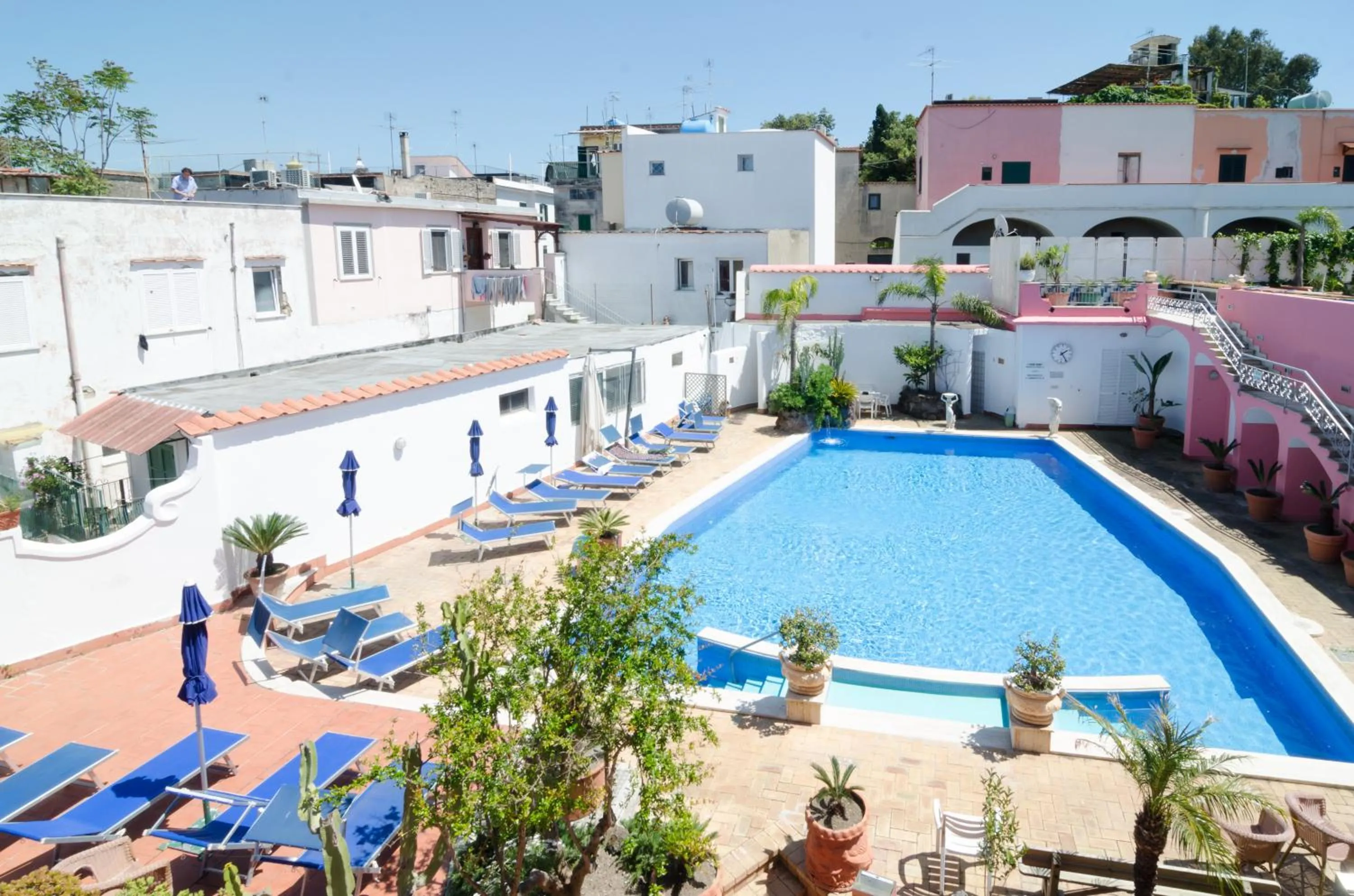 Swimming pool in Hotel Flora Wellness & Beauty