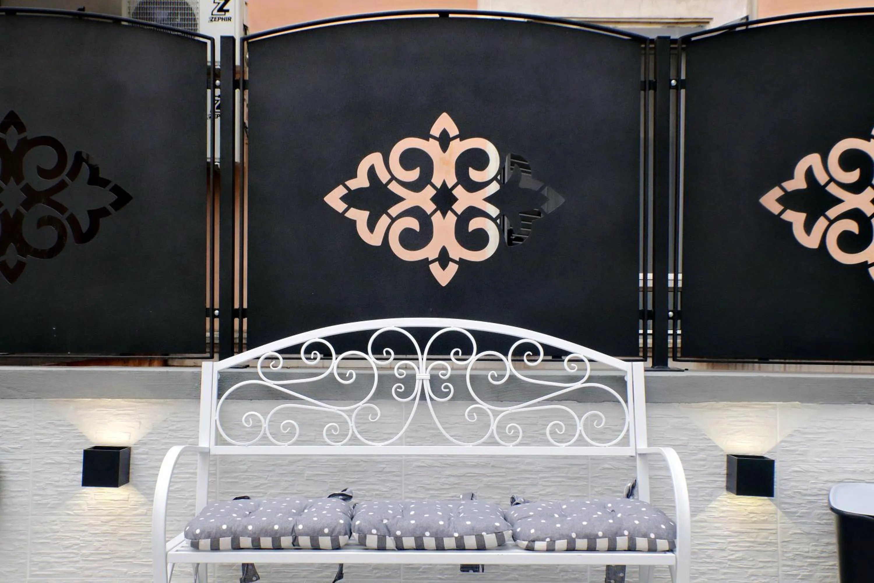 Balcony/Terrace, Bed in Roman Holiday Suites