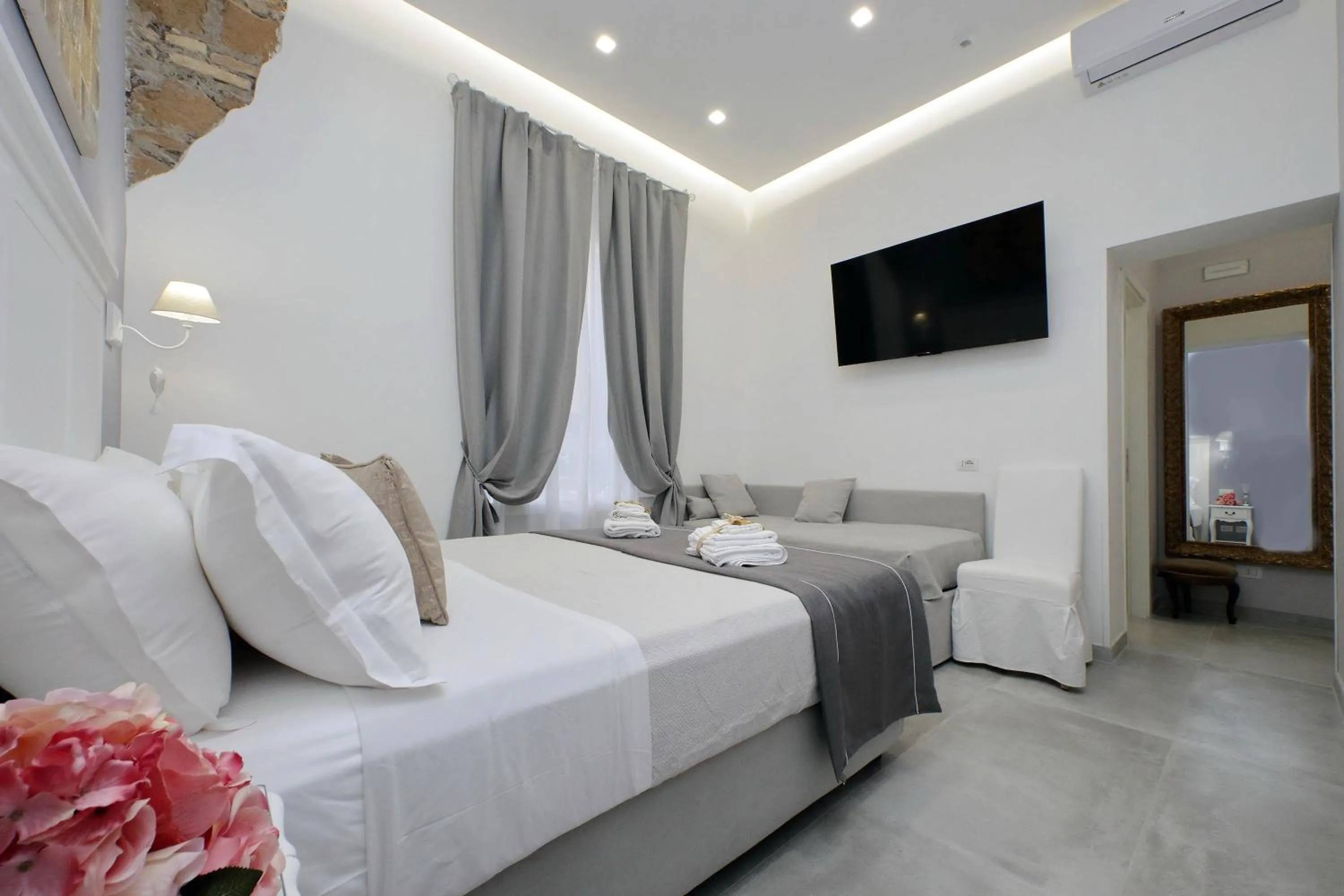 TV and multimedia, Bed in Roman Holiday Suites