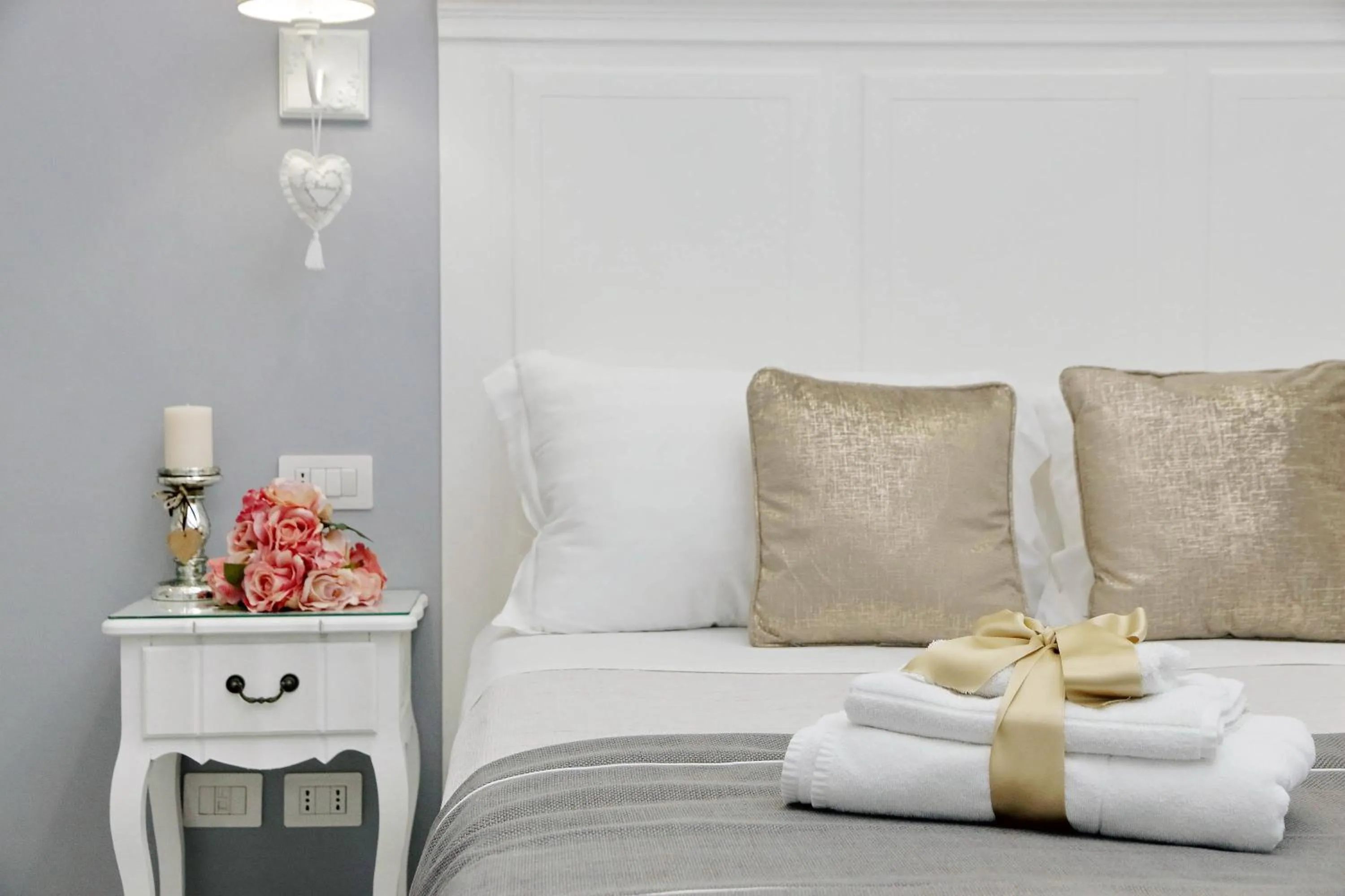 Photo of the whole room, Bed in Roman Holiday Suites