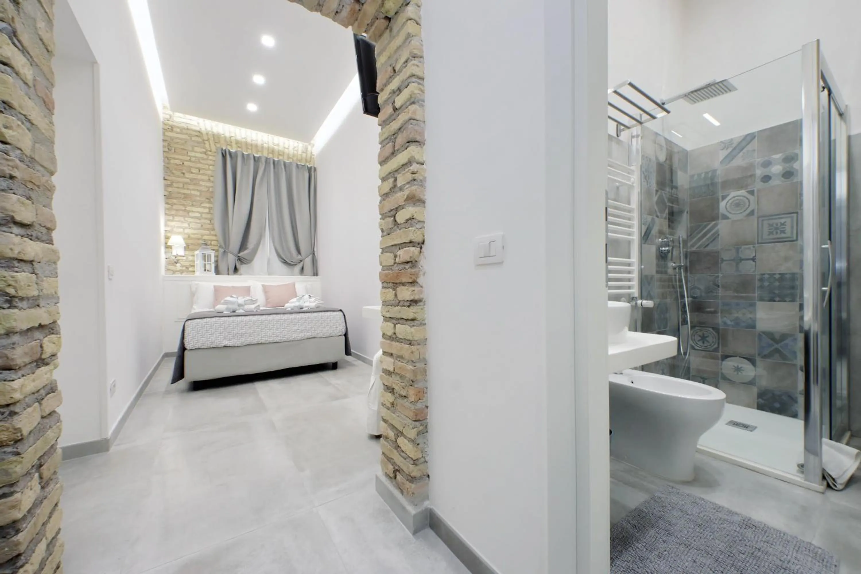 Bathroom, Bed in Roman Holiday Suites