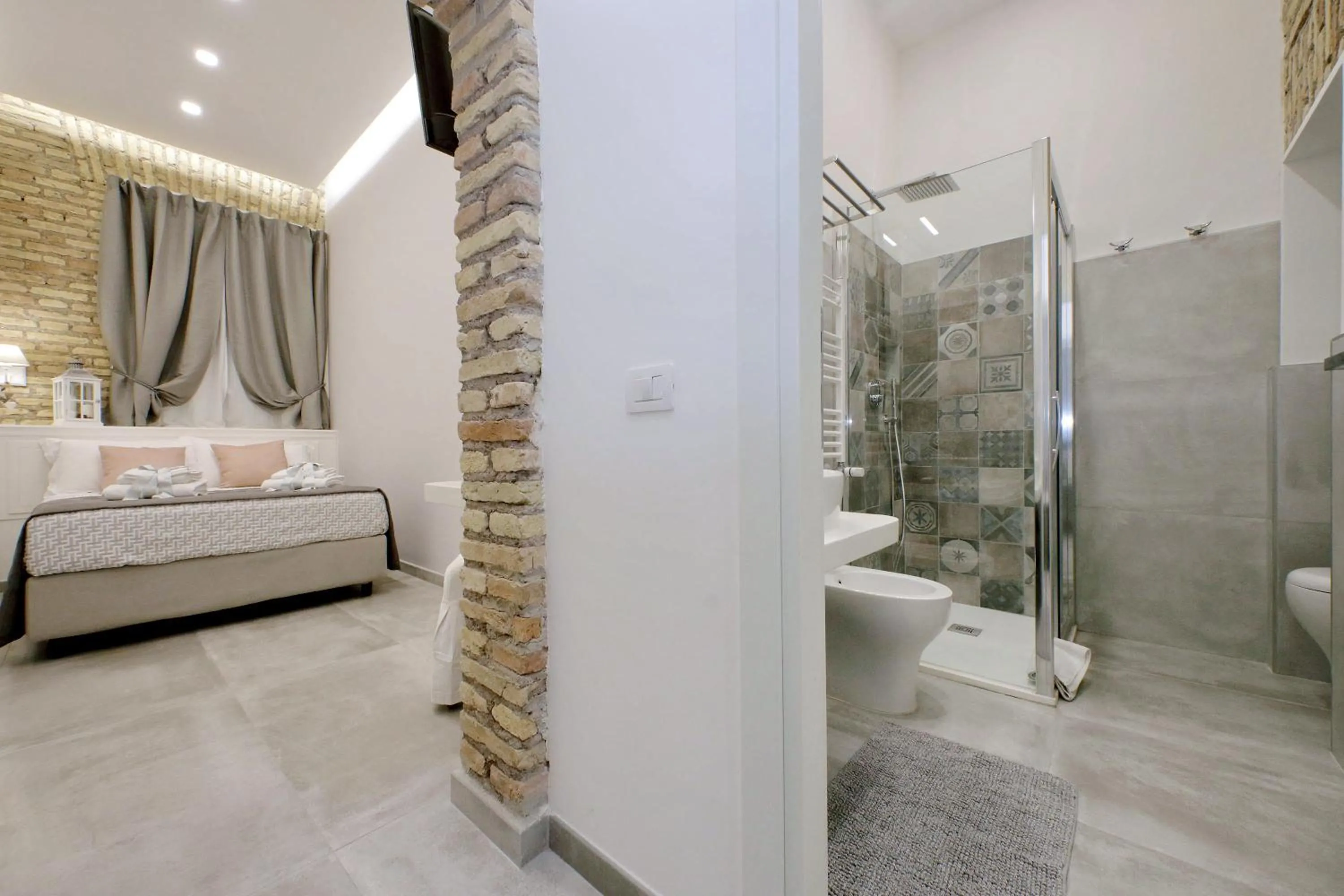 Shower, Bed in Roman Holiday Suites