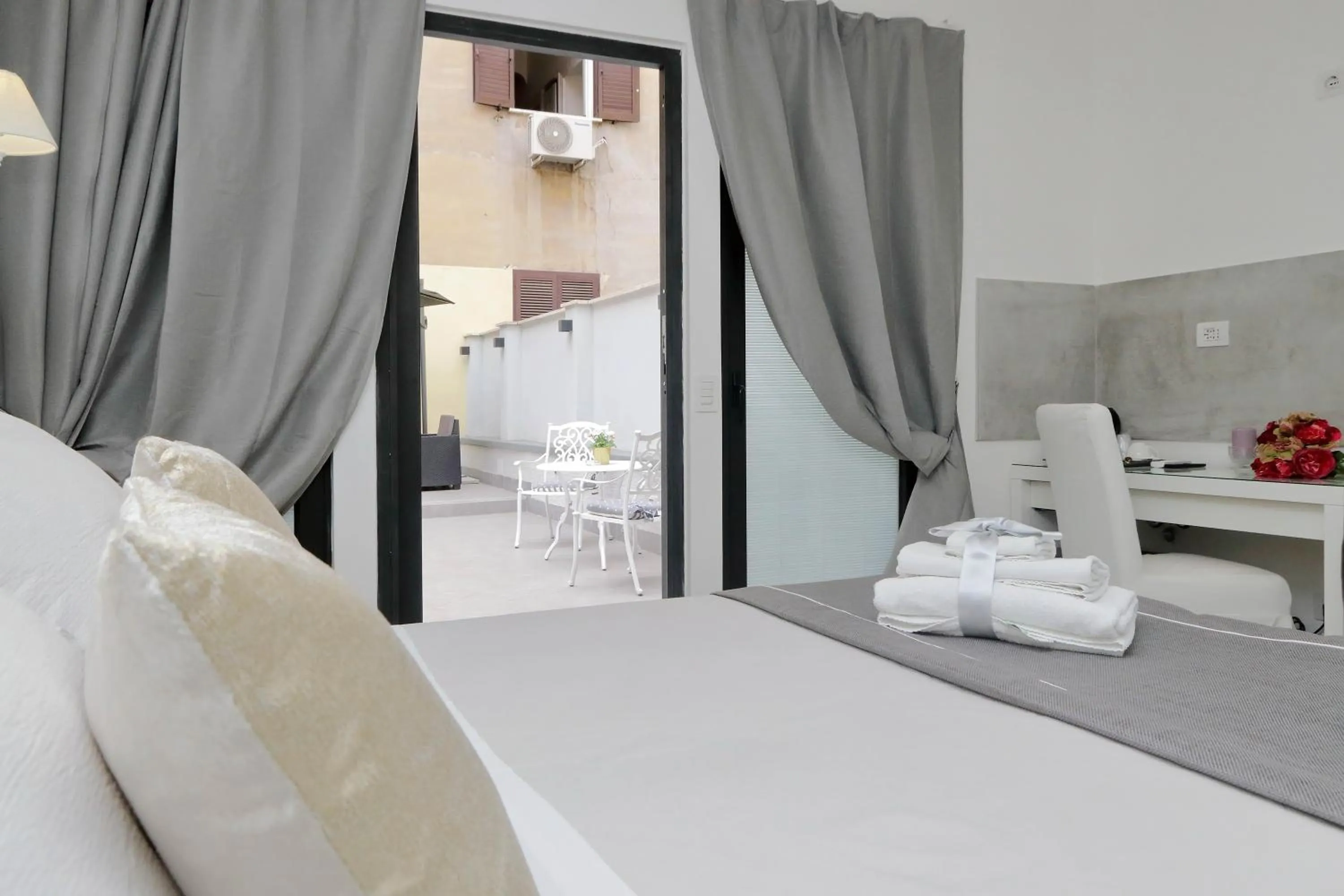 Balcony/Terrace, Bed in Roman Holiday Suites