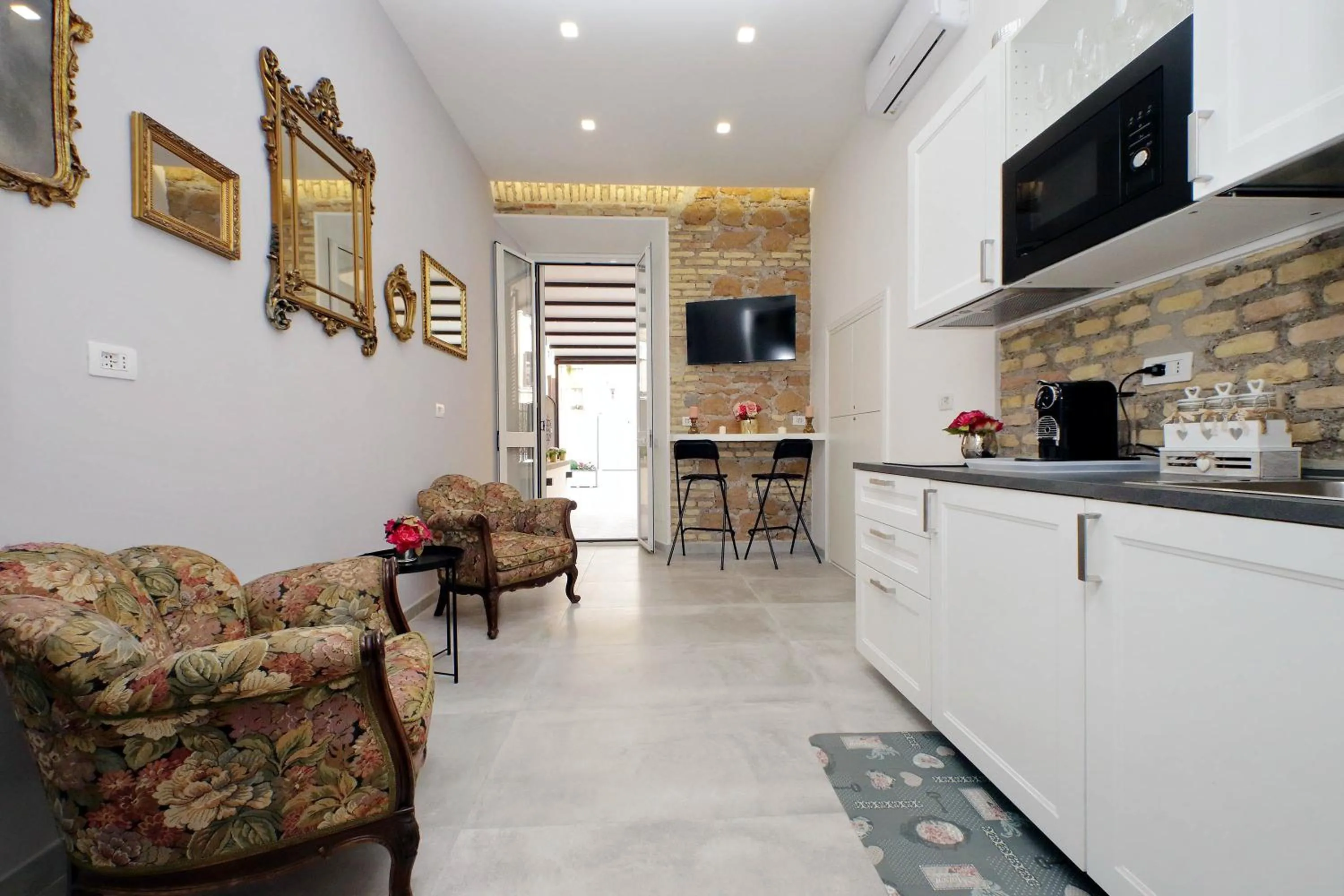 Kitchen or kitchenette in Roman Holiday Suites