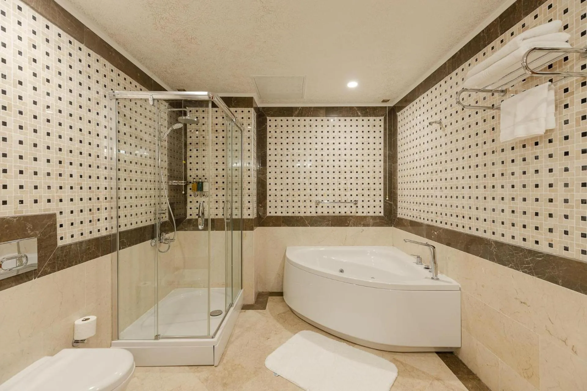 Bathroom in Hotel London 1889 & Casino