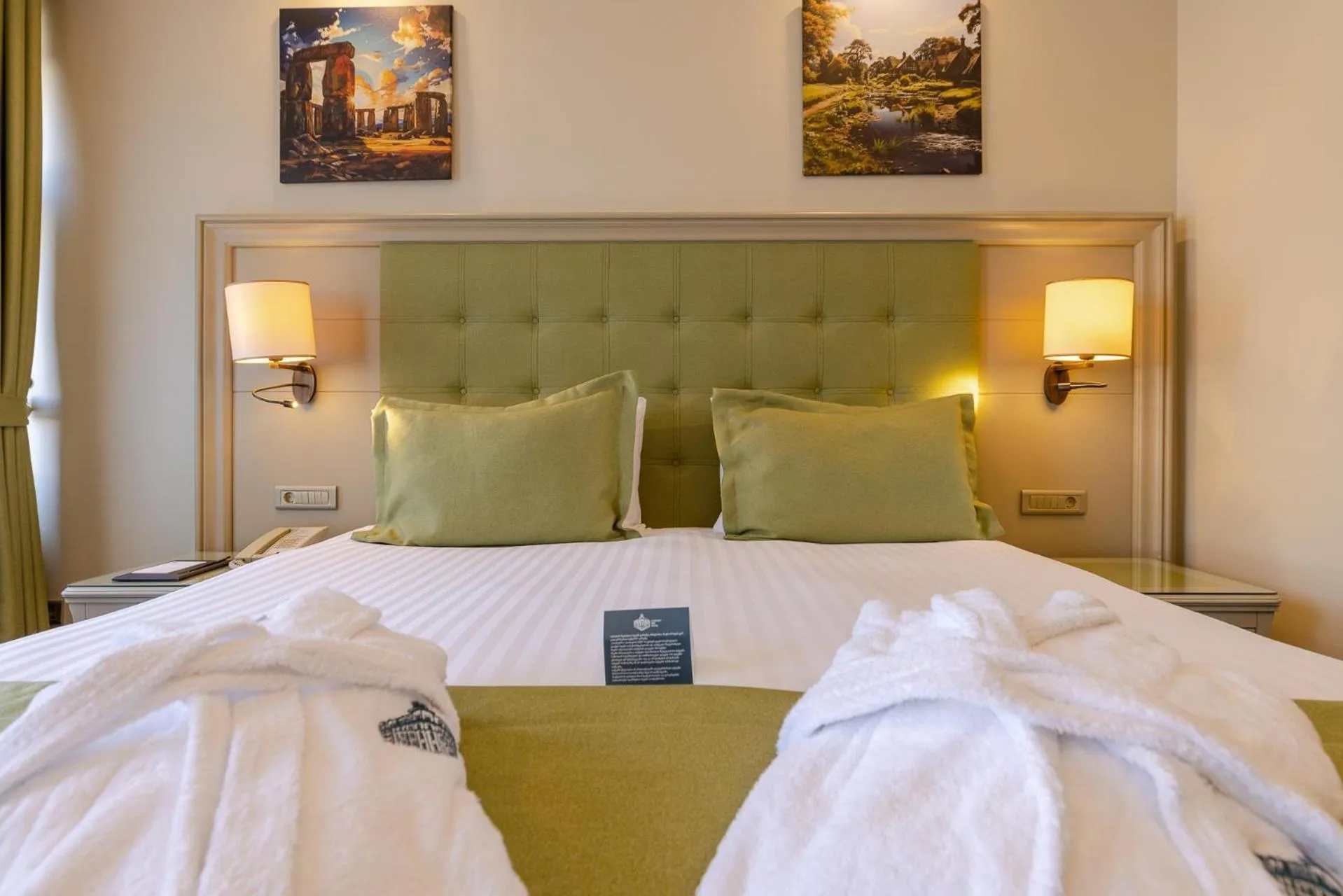 Photo of the whole room, Bed in Hotel London 1889 & Casino