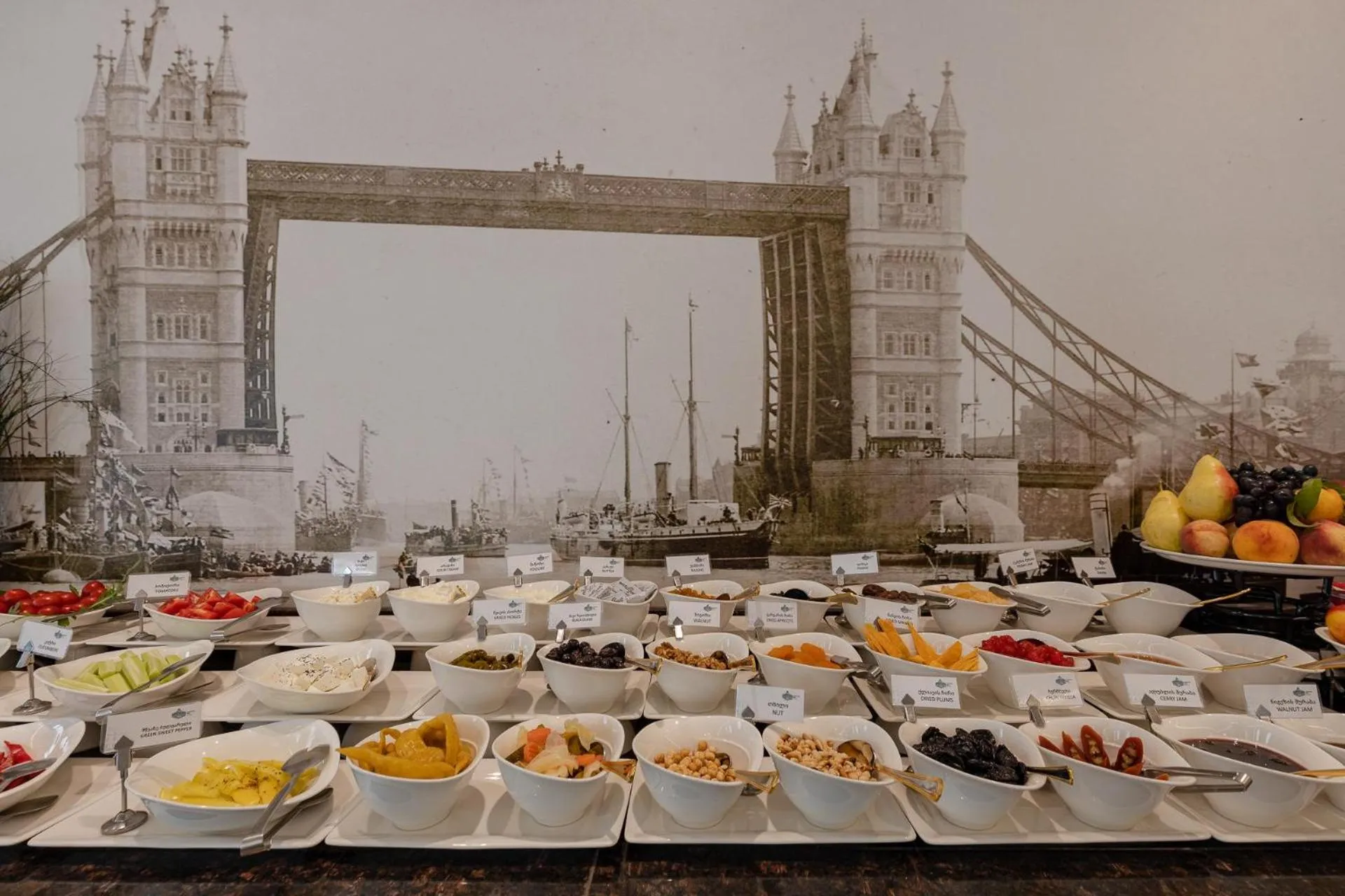 Restaurant/places to eat in Hotel London 1889 & Casino