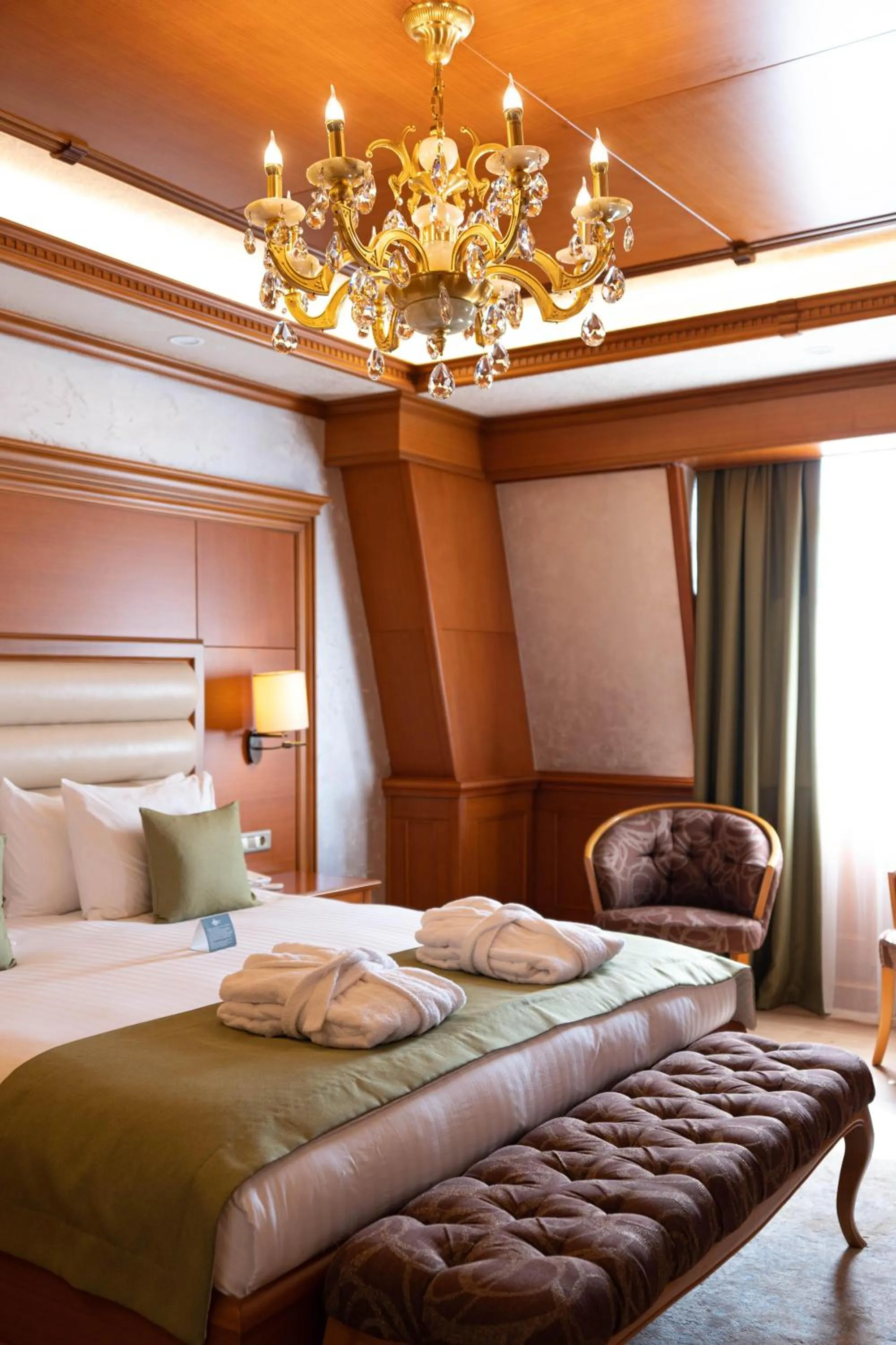 Photo of the whole room, Bed in Hotel London 1889 & Casino