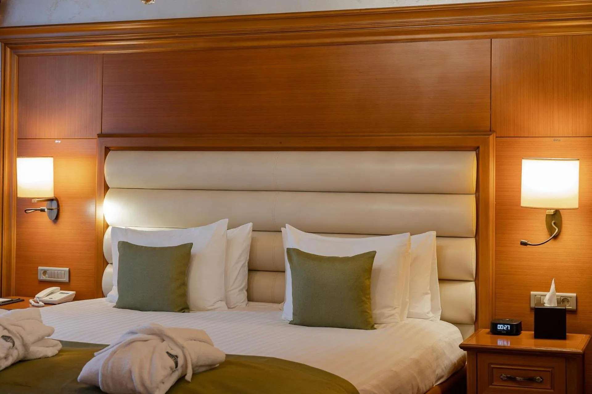 Photo of the whole room, Bed in Hotel London 1889 & Casino