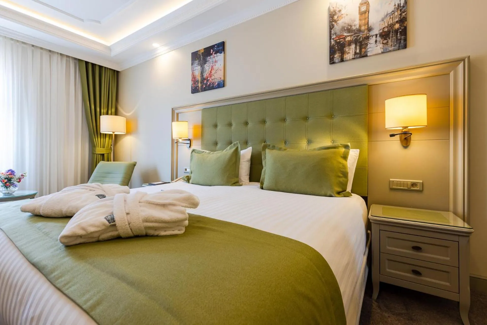 Photo of the whole room, Bed in Hotel London 1889 & Casino