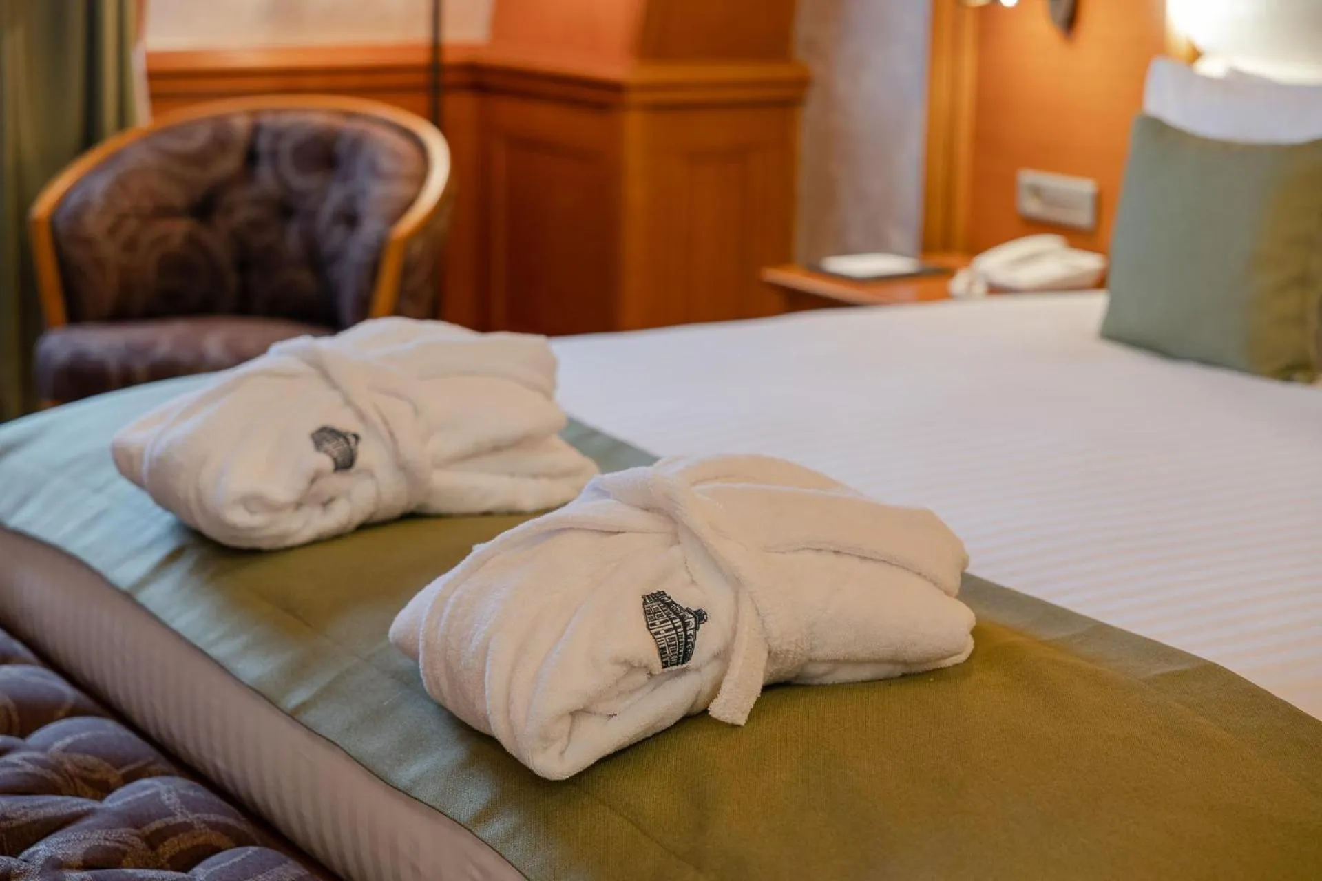 Photo of the whole room, Bed in Hotel London 1889 & Casino