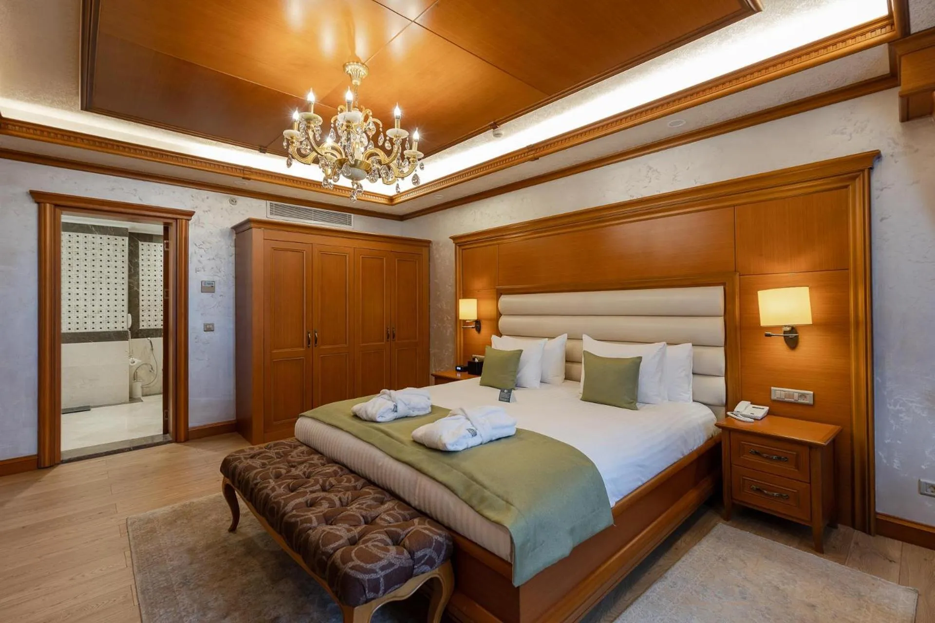 Photo of the whole room, Bed in Hotel London 1889 & Casino