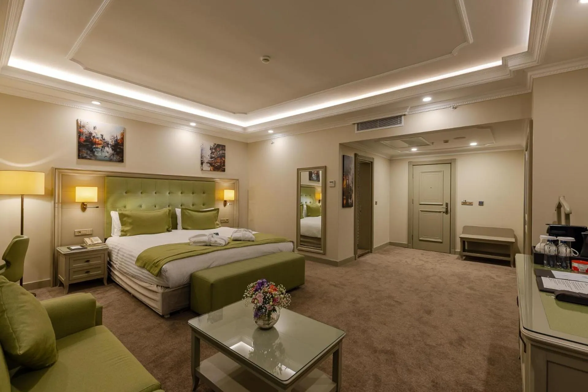 Photo of the whole room, Bed in Hotel London 1889 & Casino