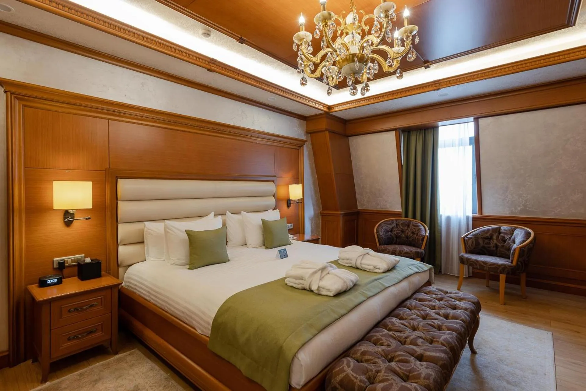 Photo of the whole room, Bed in Hotel London 1889 & Casino