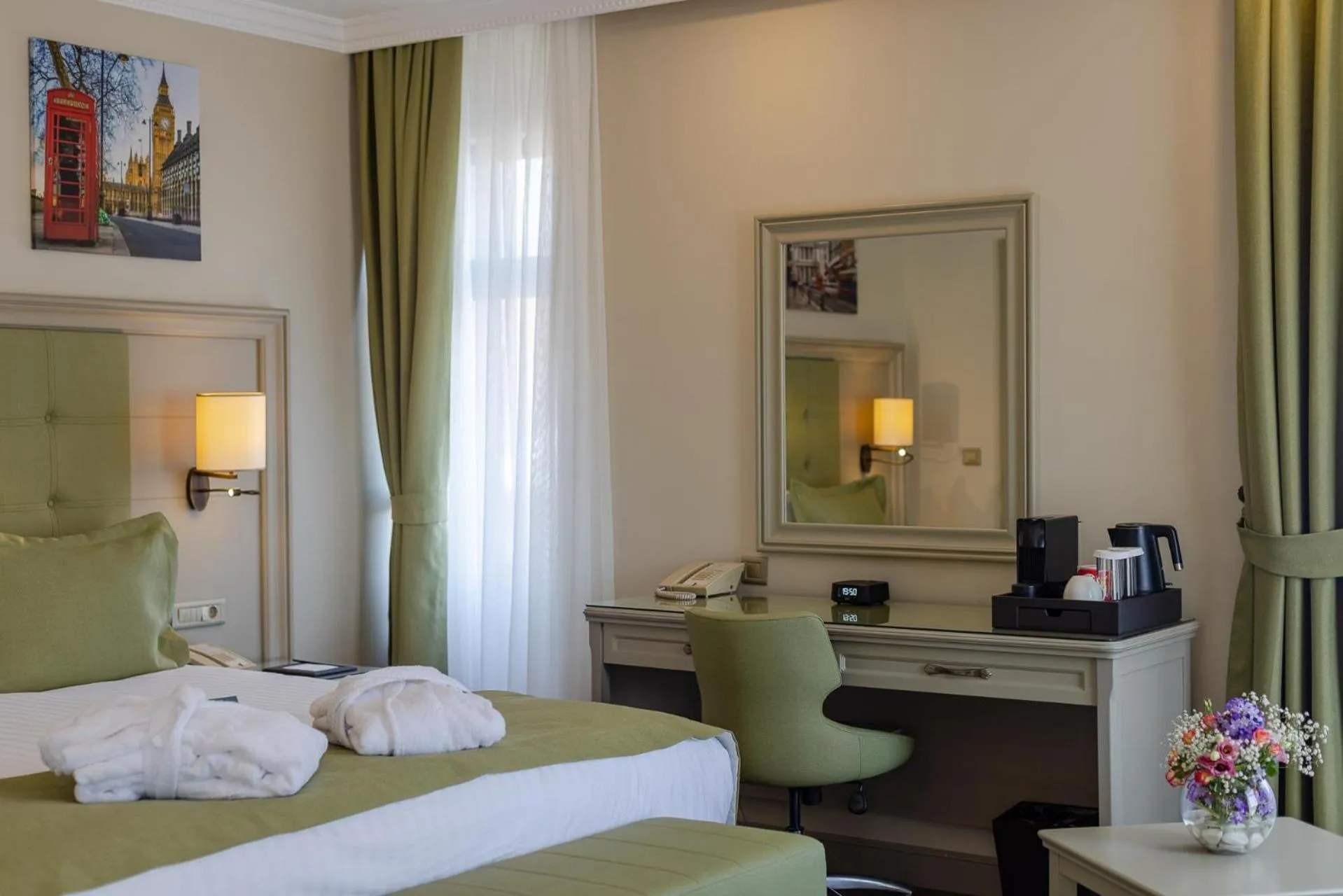 Photo of the whole room, Bed in Hotel London 1889 & Casino