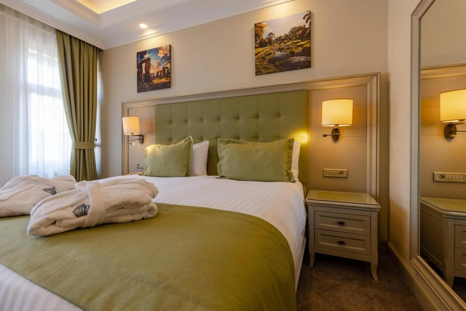 Photo of the whole room, Bed in Hotel London 1889 & Casino