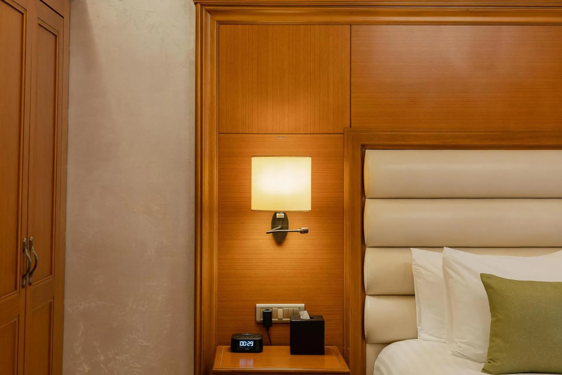 Bathroom, Bed in Hotel London 1889 & Casino