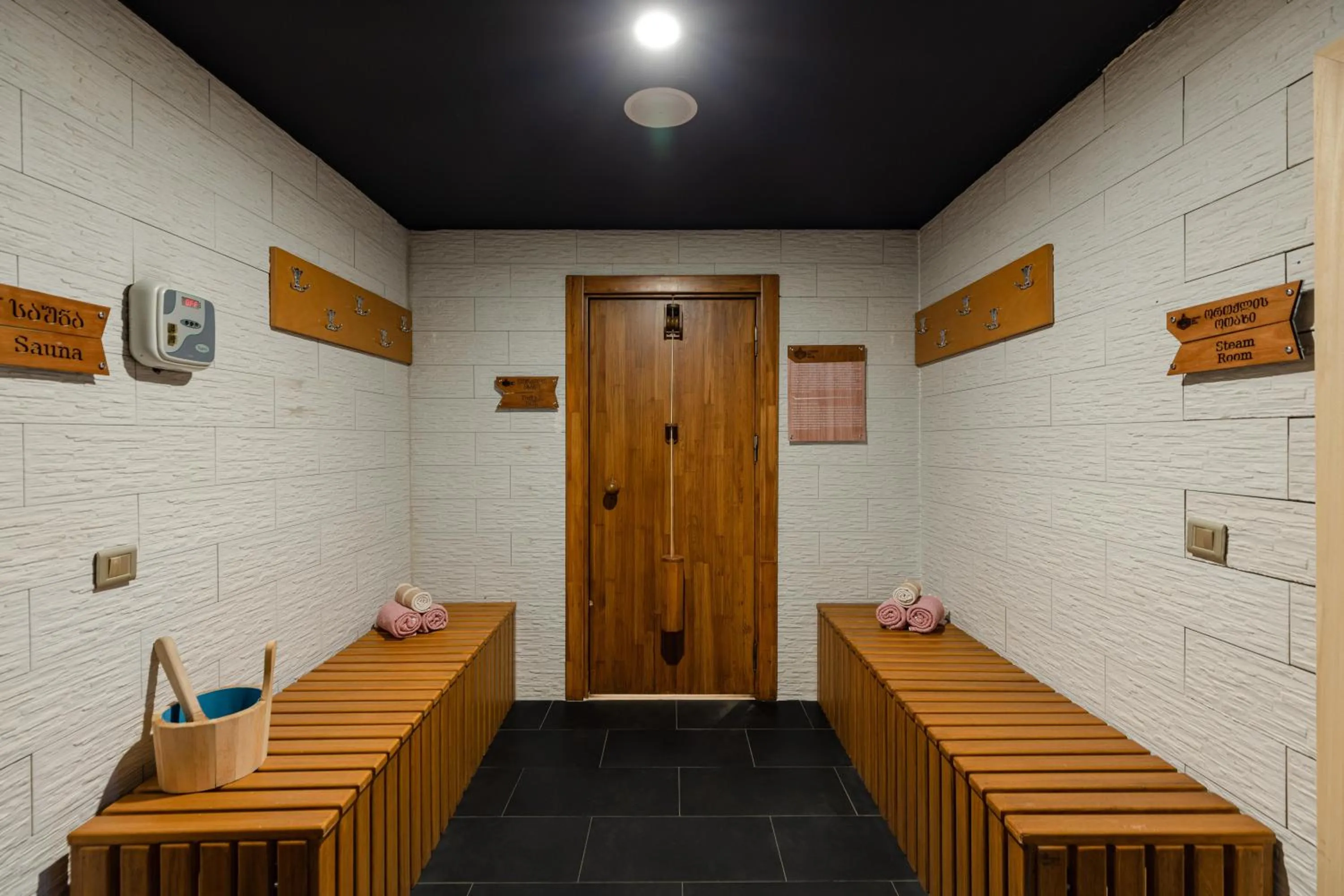 Photo of the whole room in Hotel London 1889 & Casino