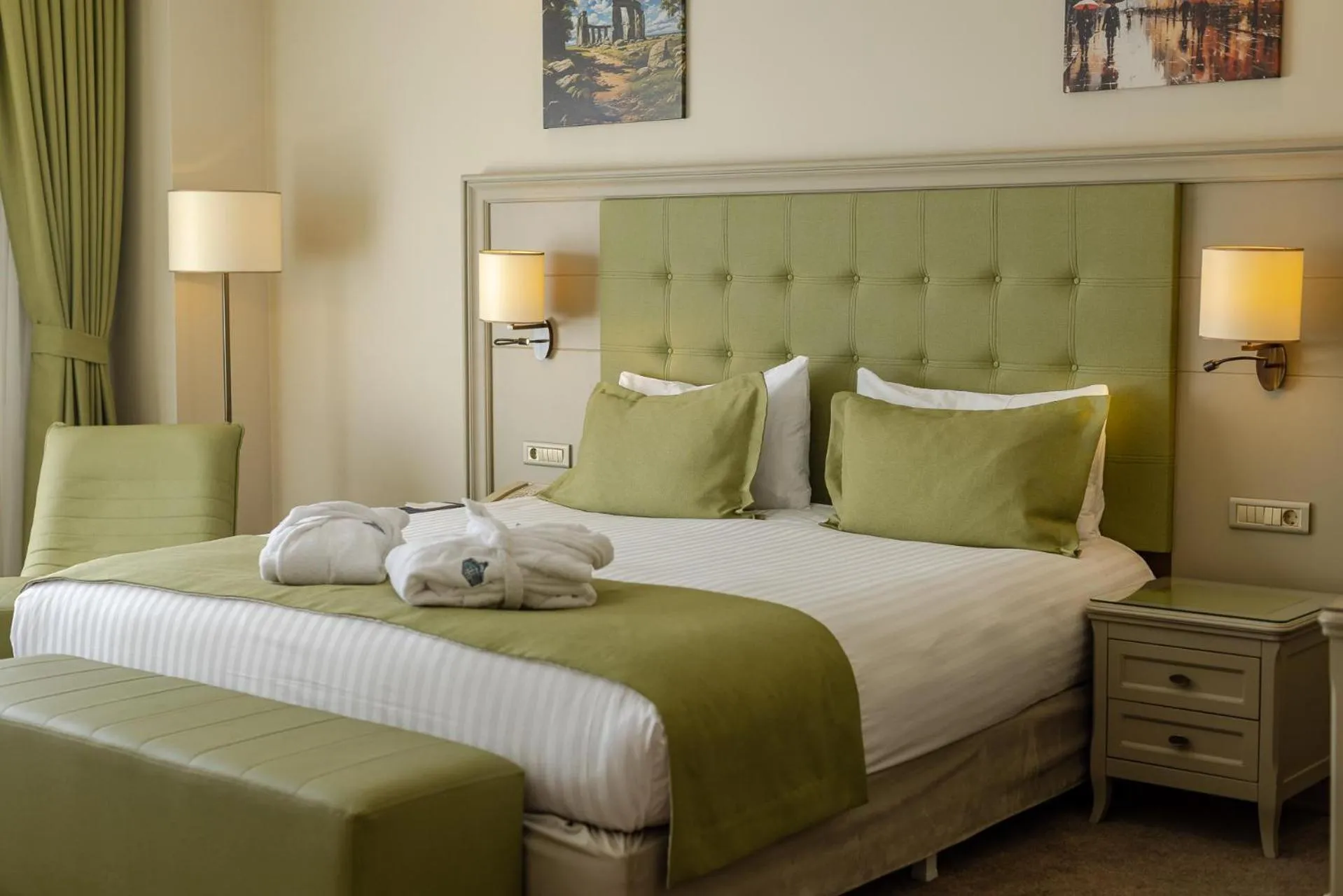 Photo of the whole room, Bed in Hotel London 1889 & Casino