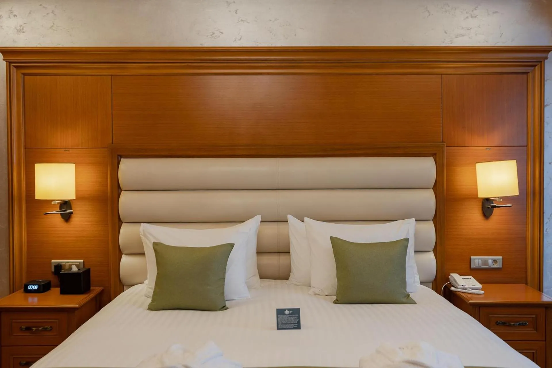 Photo of the whole room, Bed in Hotel London 1889 & Casino