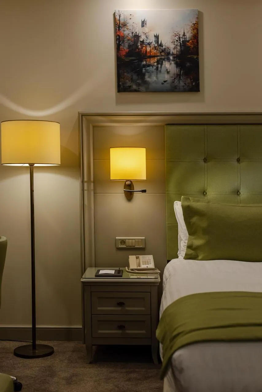 Photo of the whole room, Bed in Hotel London 1889 & Casino