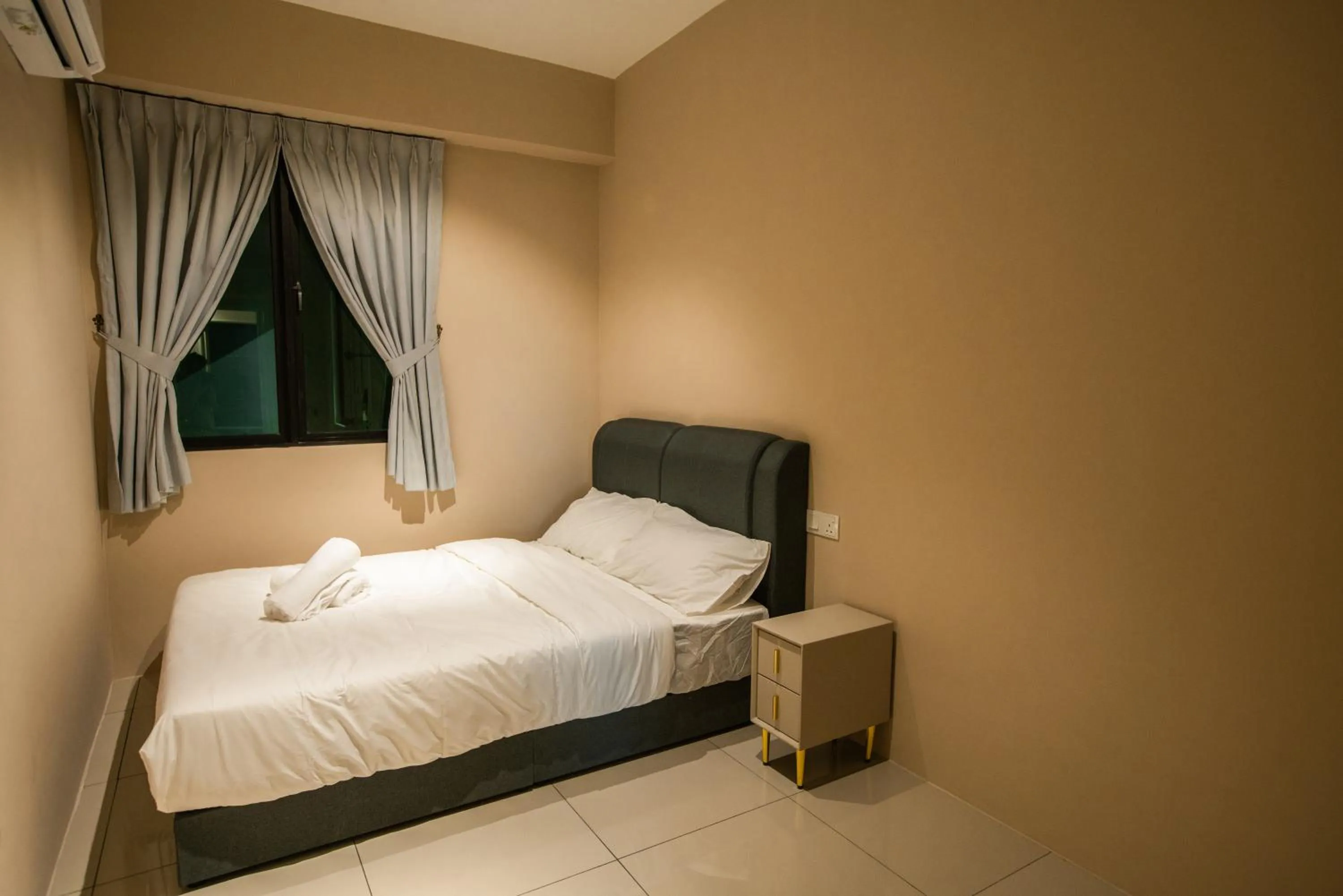 Bed in Cosy City-View Suite in Town