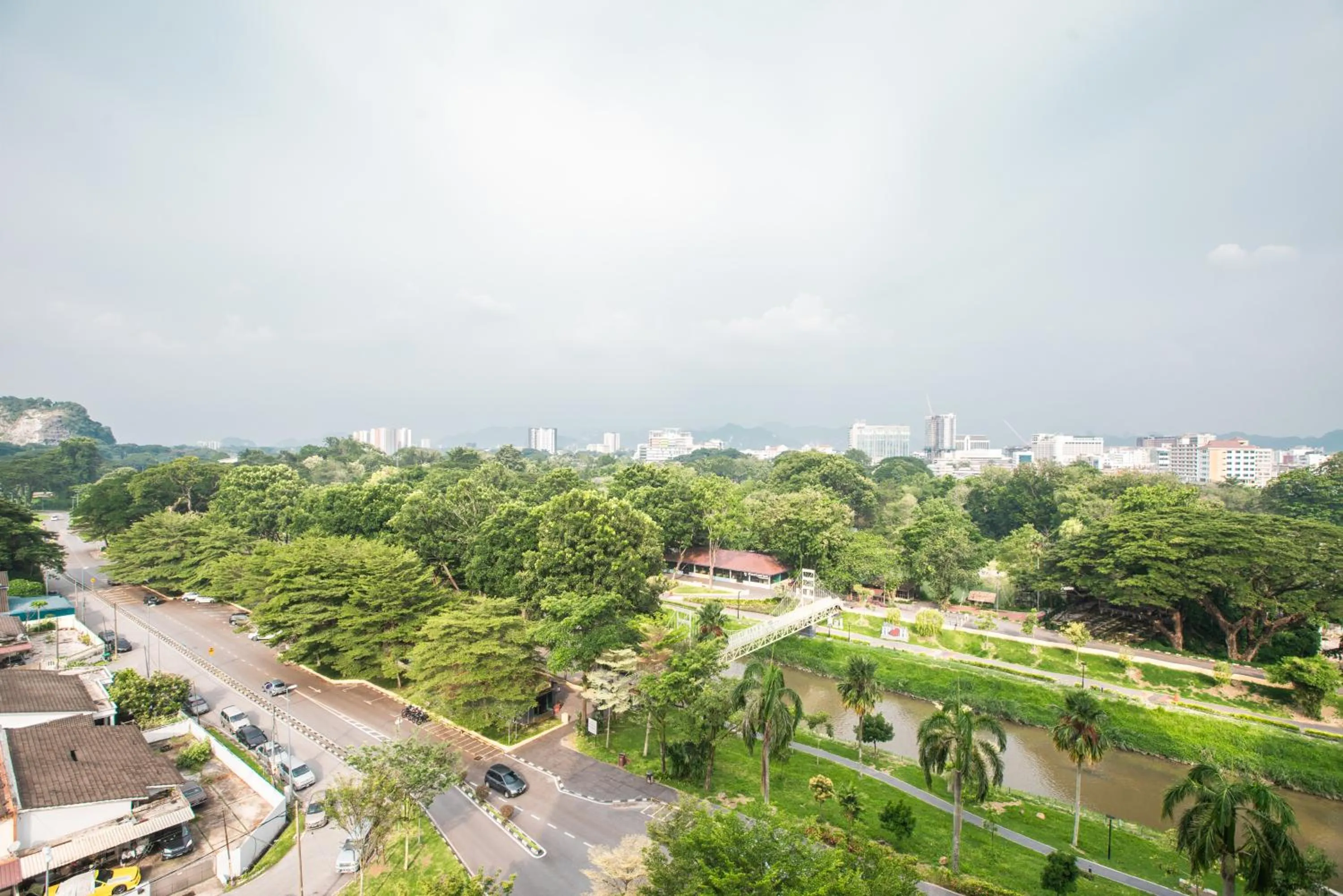 Day in Cosy City-View Suite in Town