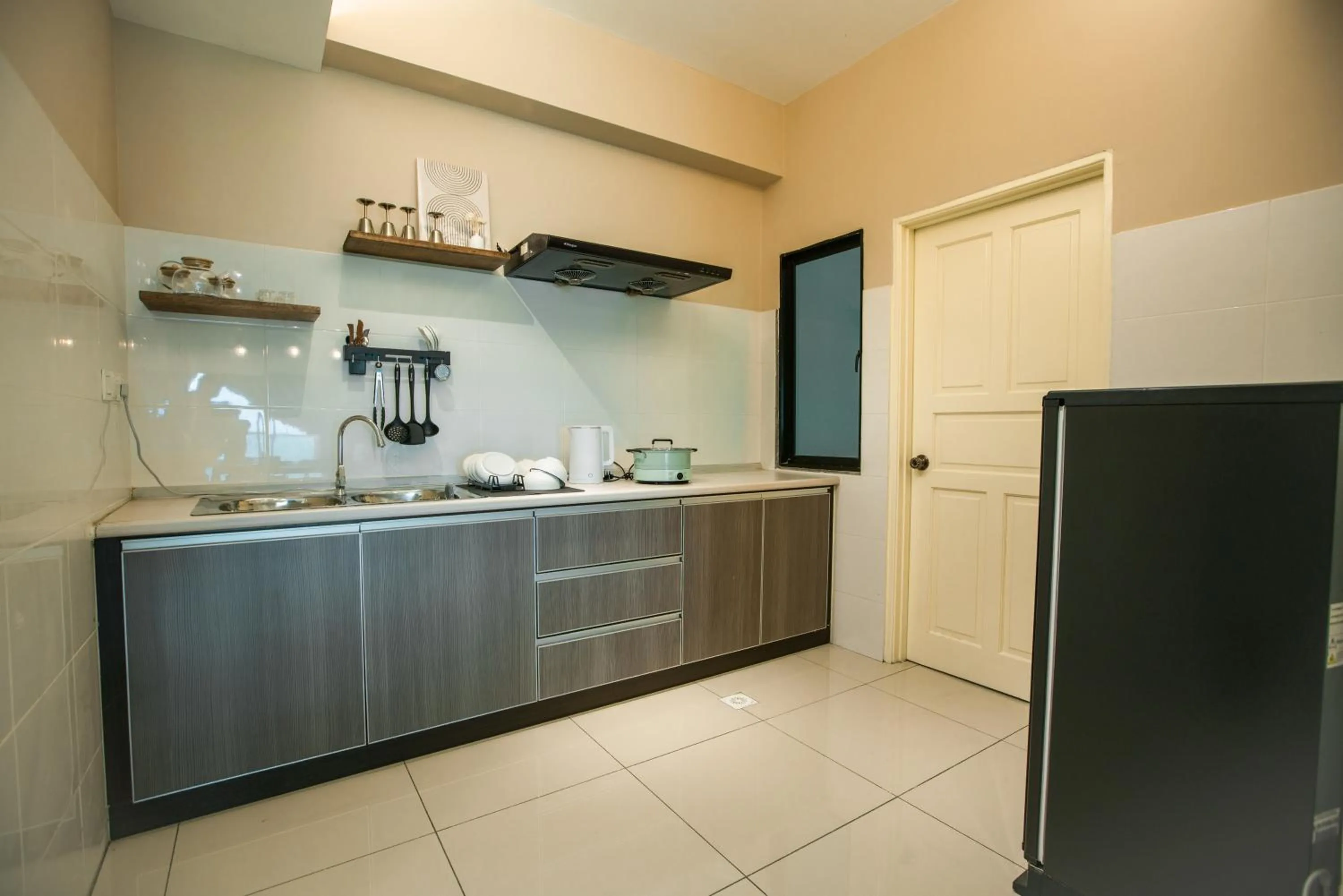 Kitchen or kitchenette in Cosy City-View Suite in Town
