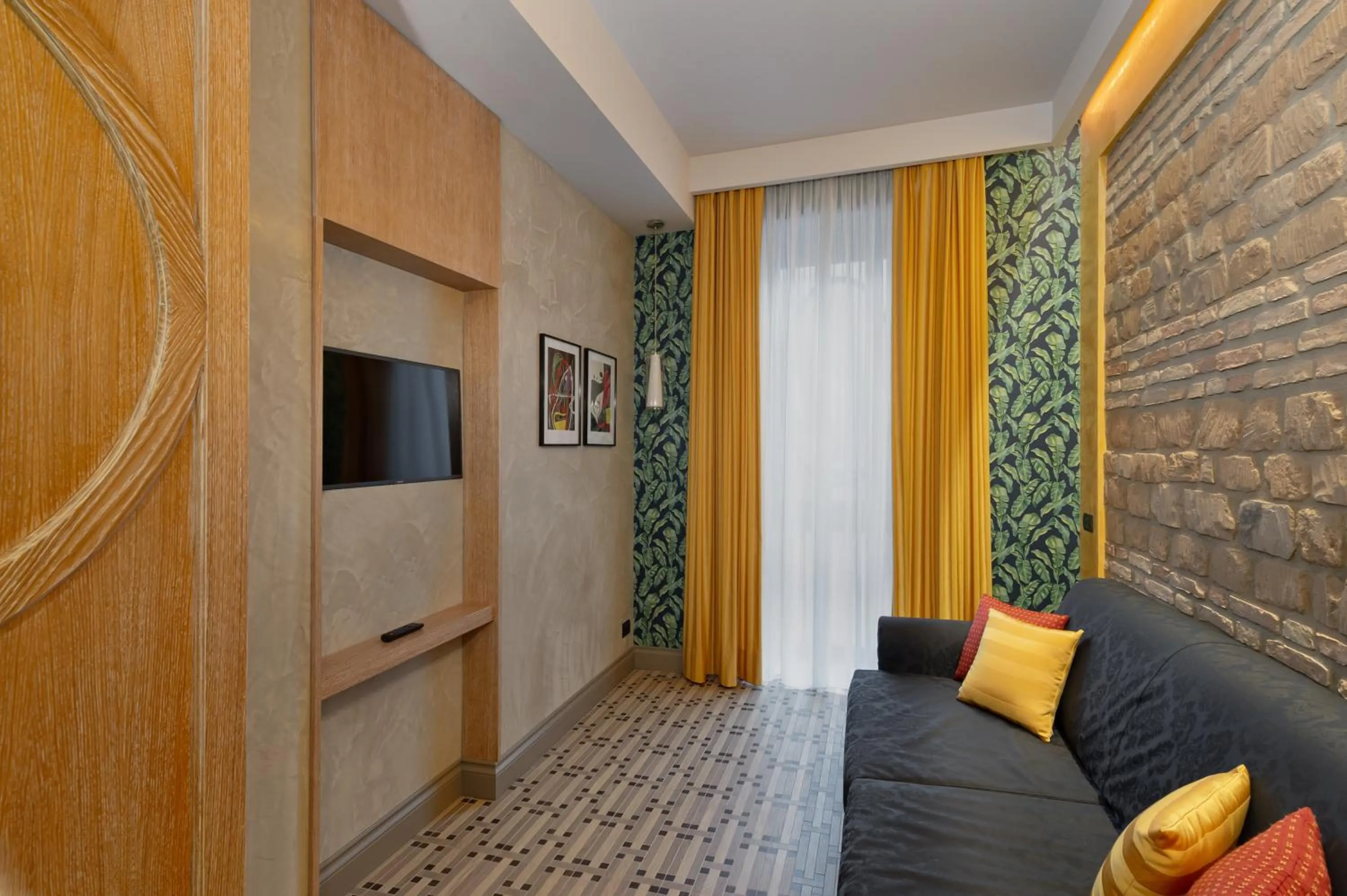 Communal lounge/ TV room in Passpartout Boutique Palace