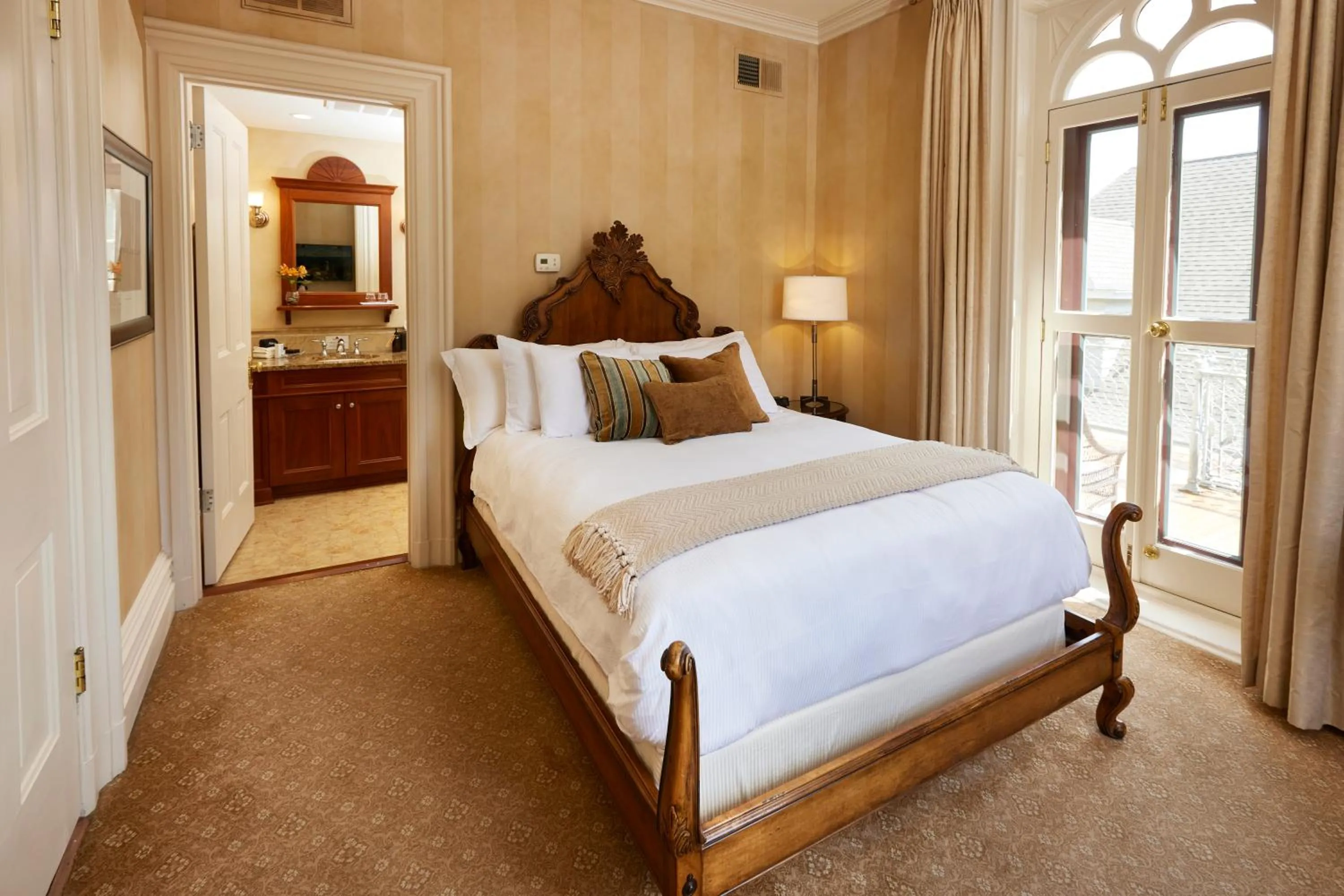 Bed in Mansion Hill Inn