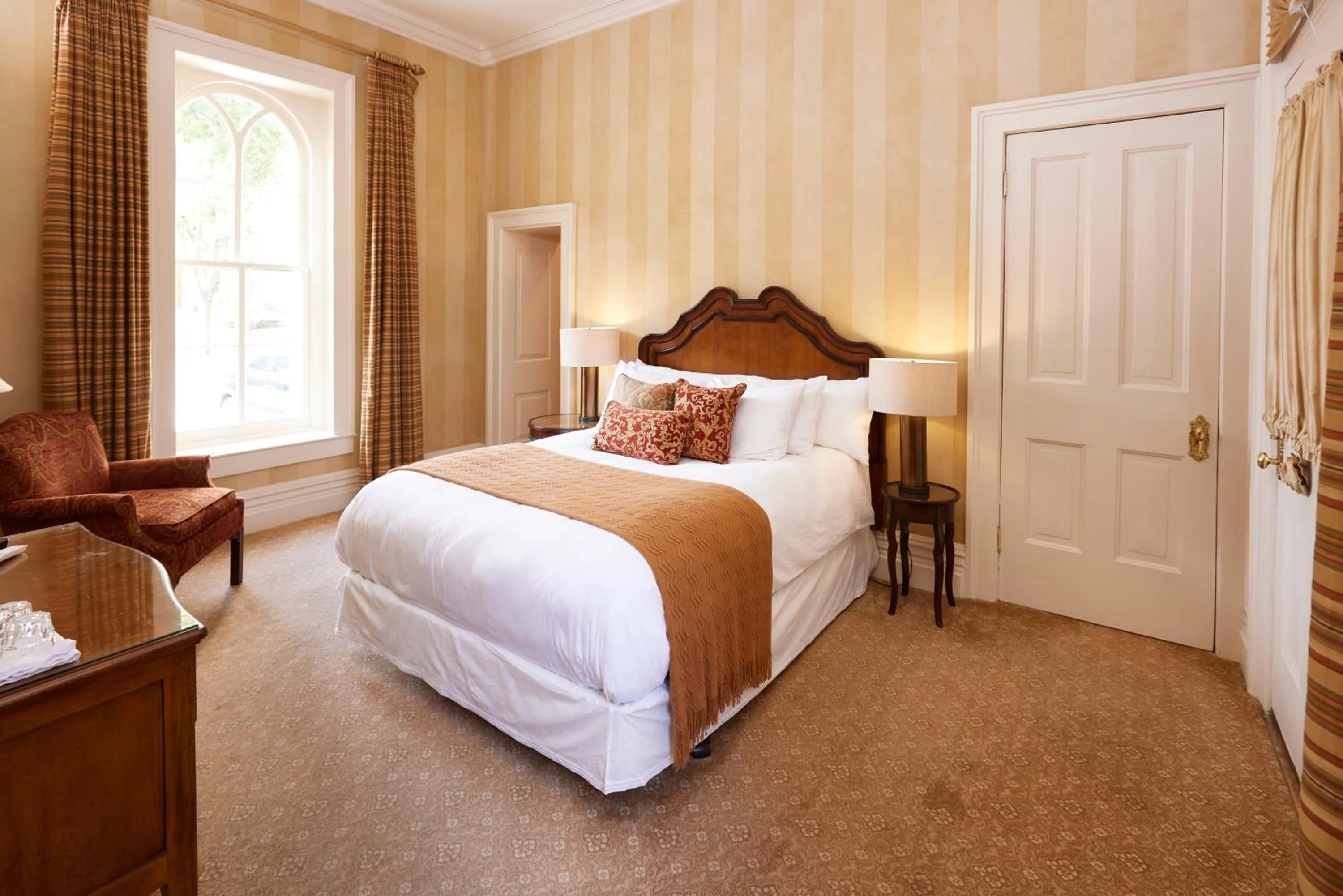 Bed in Mansion Hill Inn