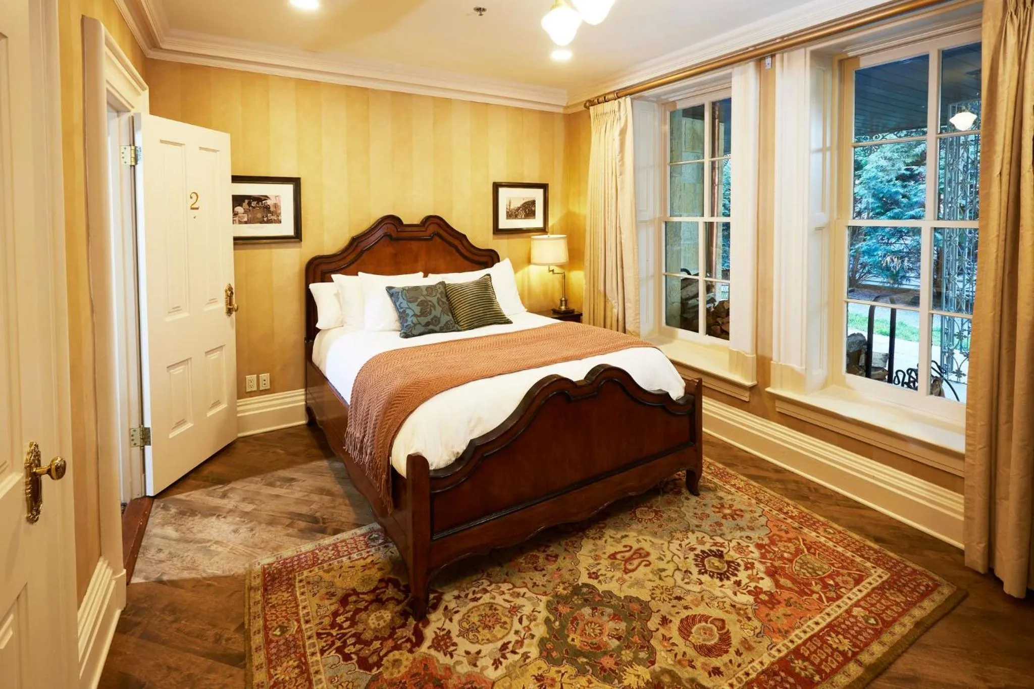 Bed in Mansion Hill Inn