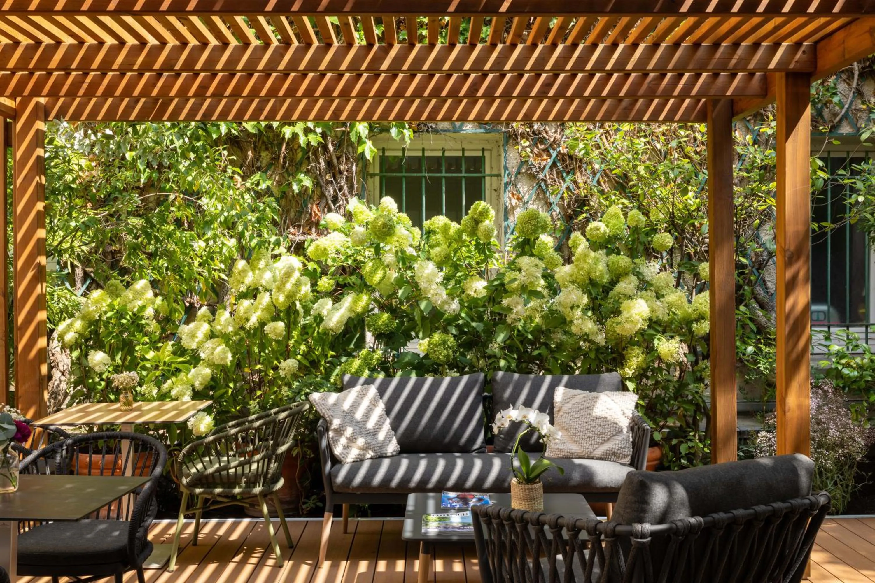 Garden in Hotel Paris Louis Blanc