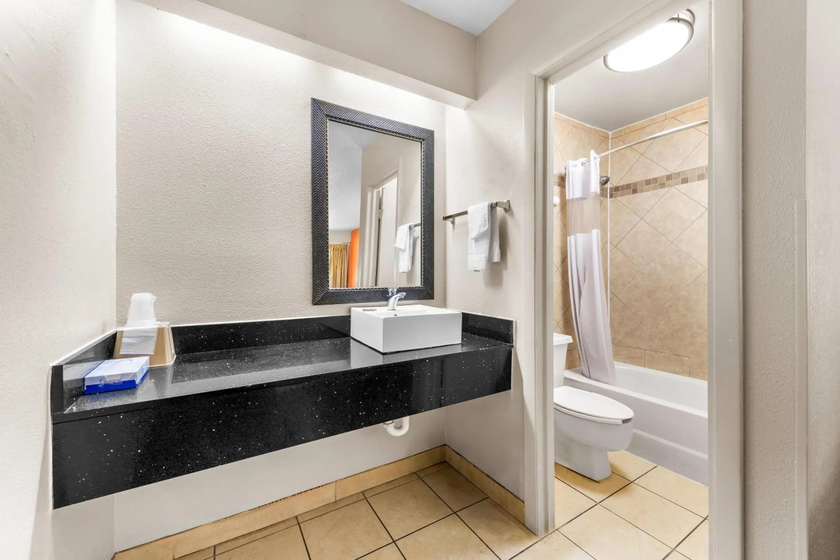 Bedroom in Econo Lodge Charlotte Airport