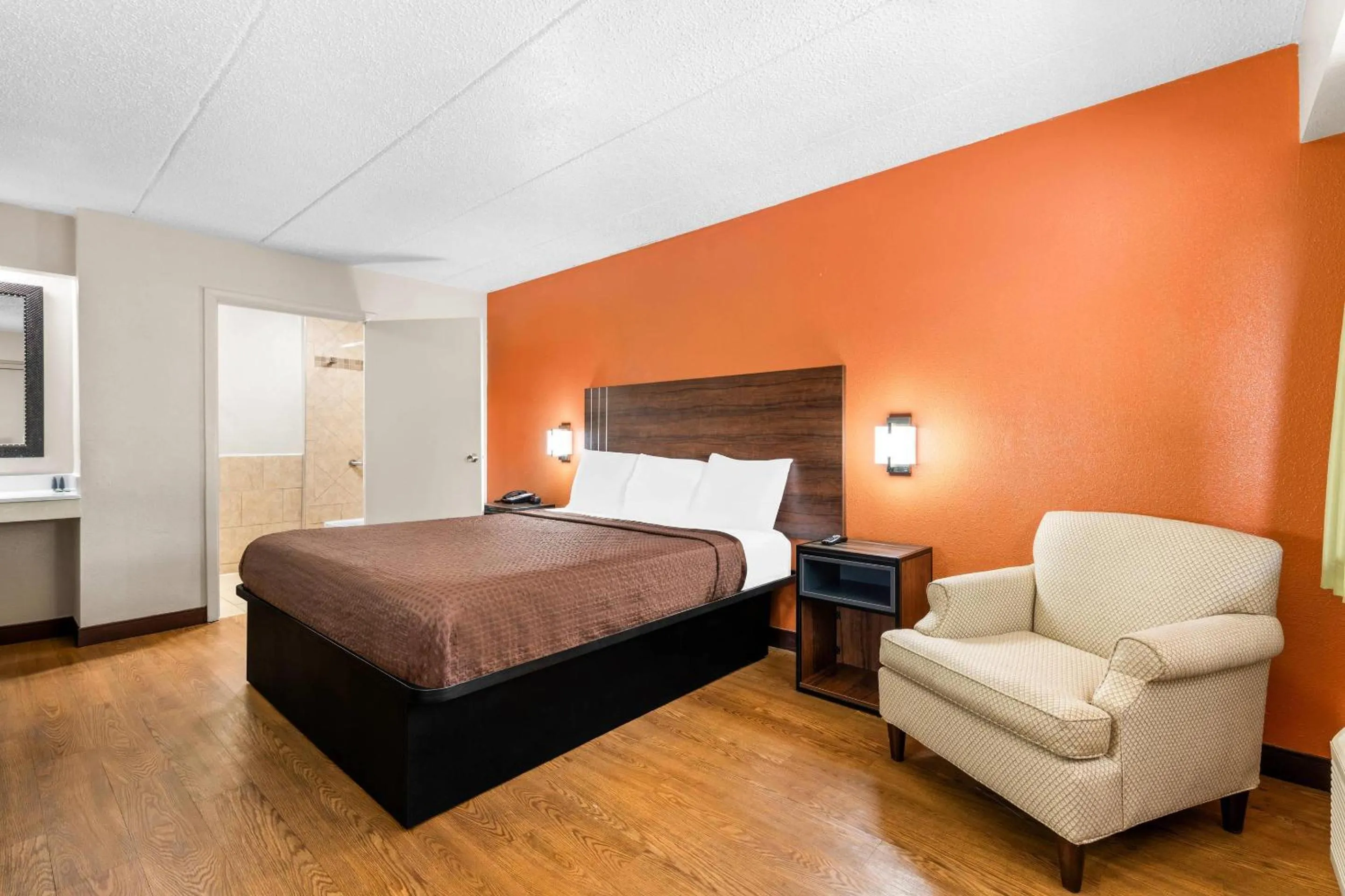 Bedroom, Bed in Econo Lodge Charlotte Airport