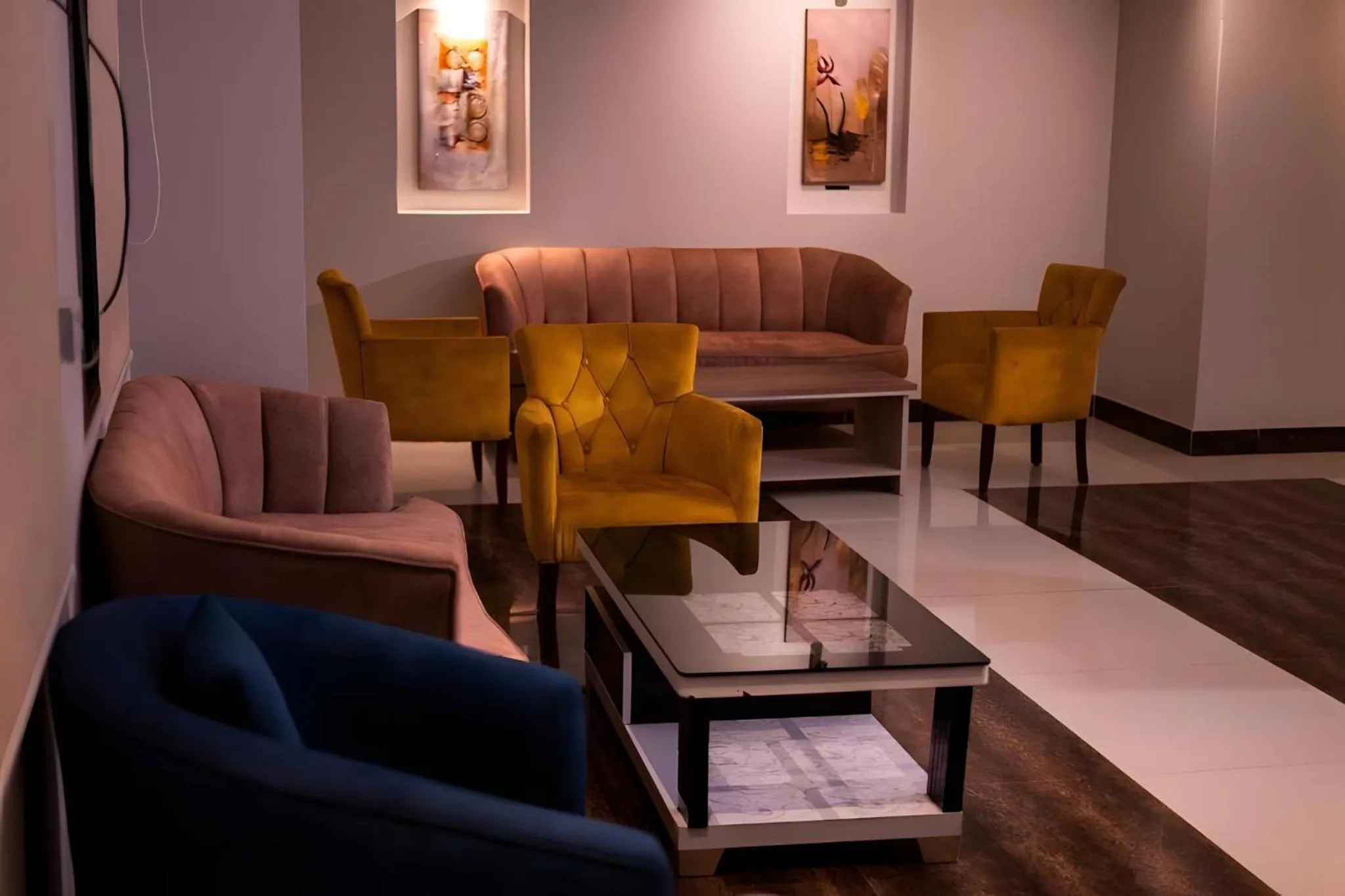 Seating area in Ahlin Suites