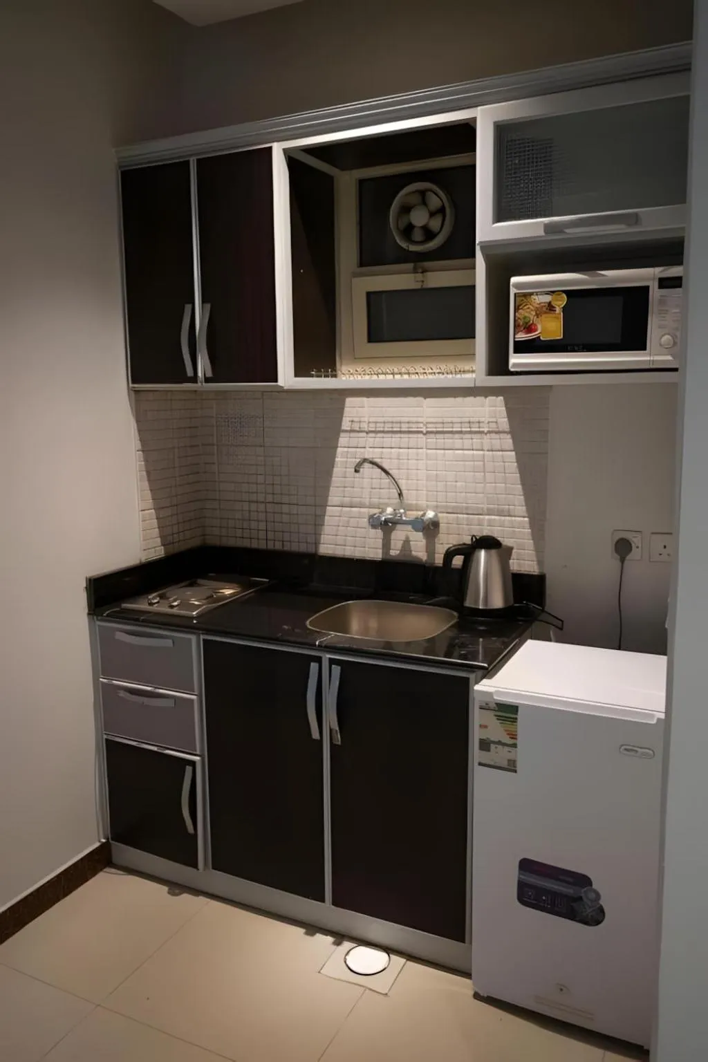 Kitchen or kitchenette in Ahlin Suites