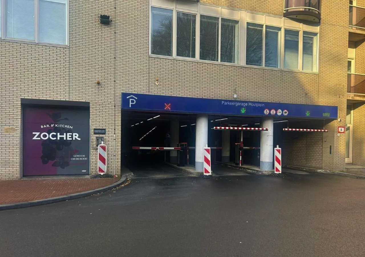 Parking in Carlton Square Hotel