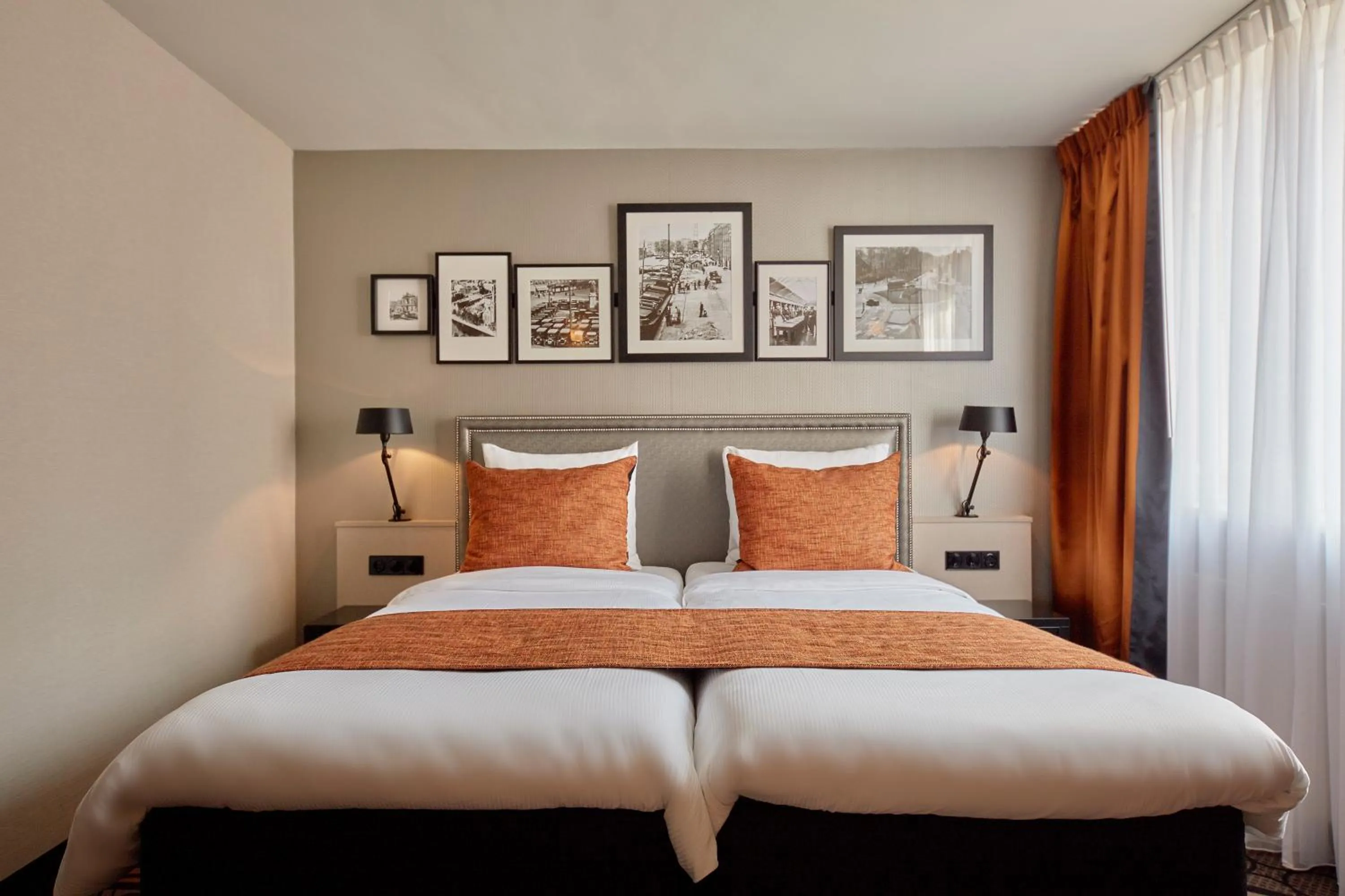 Bed in Carlton Square Hotel