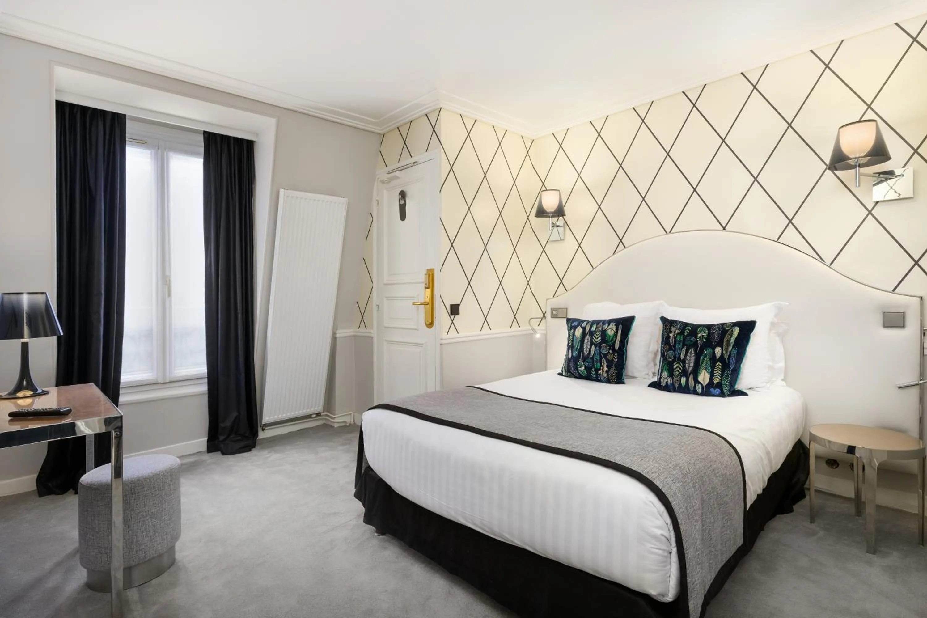 Photo of the whole room, Bed in Hôtel le Royal Rive Gauche