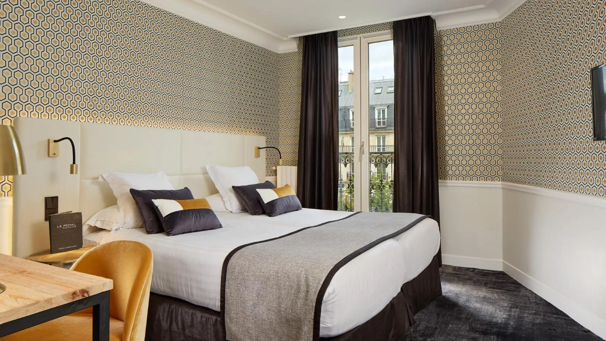 Photo of the whole room, Bed in Hôtel le Royal Rive Gauche