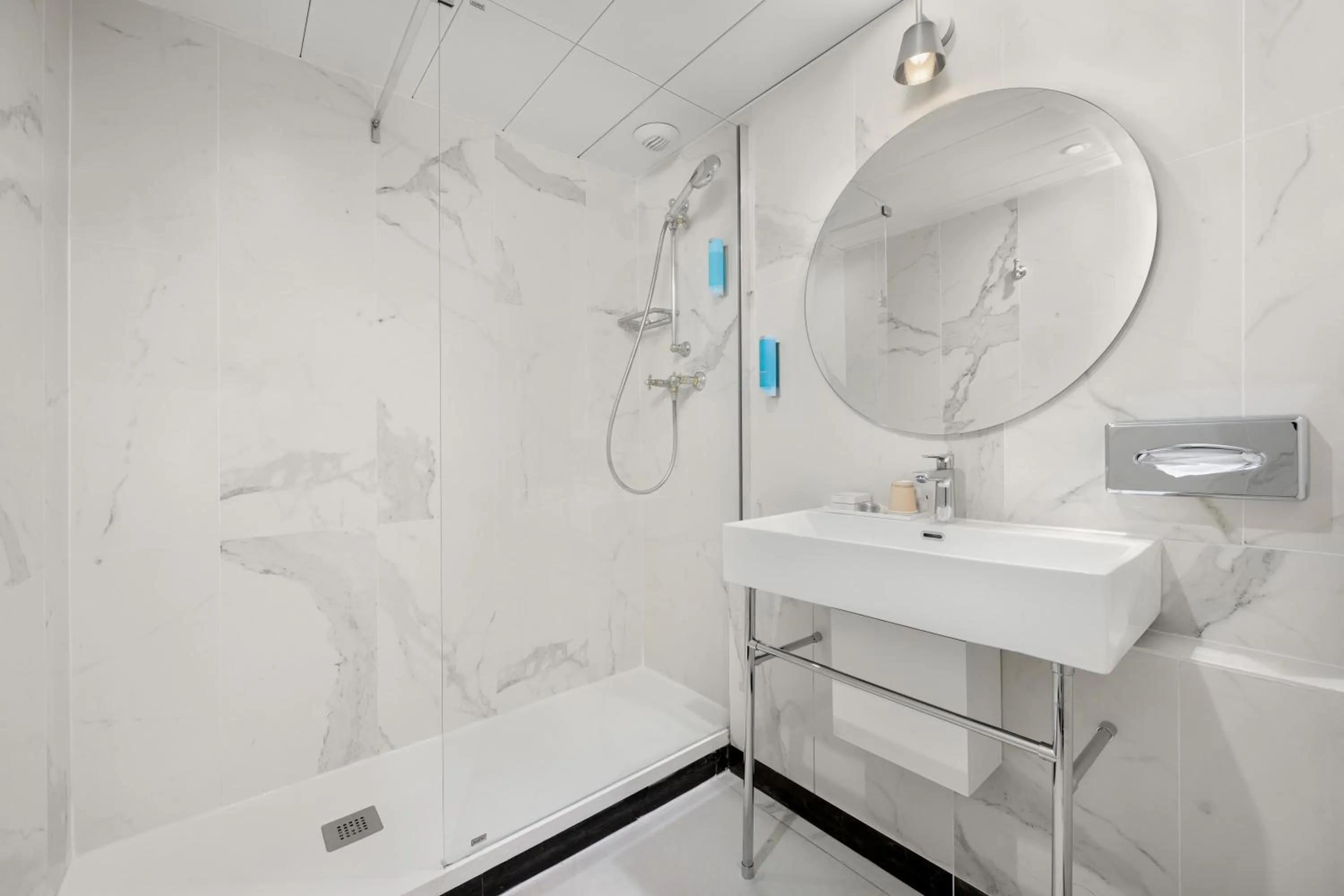 Bathroom in Hôtel le Royal Rive Gauche